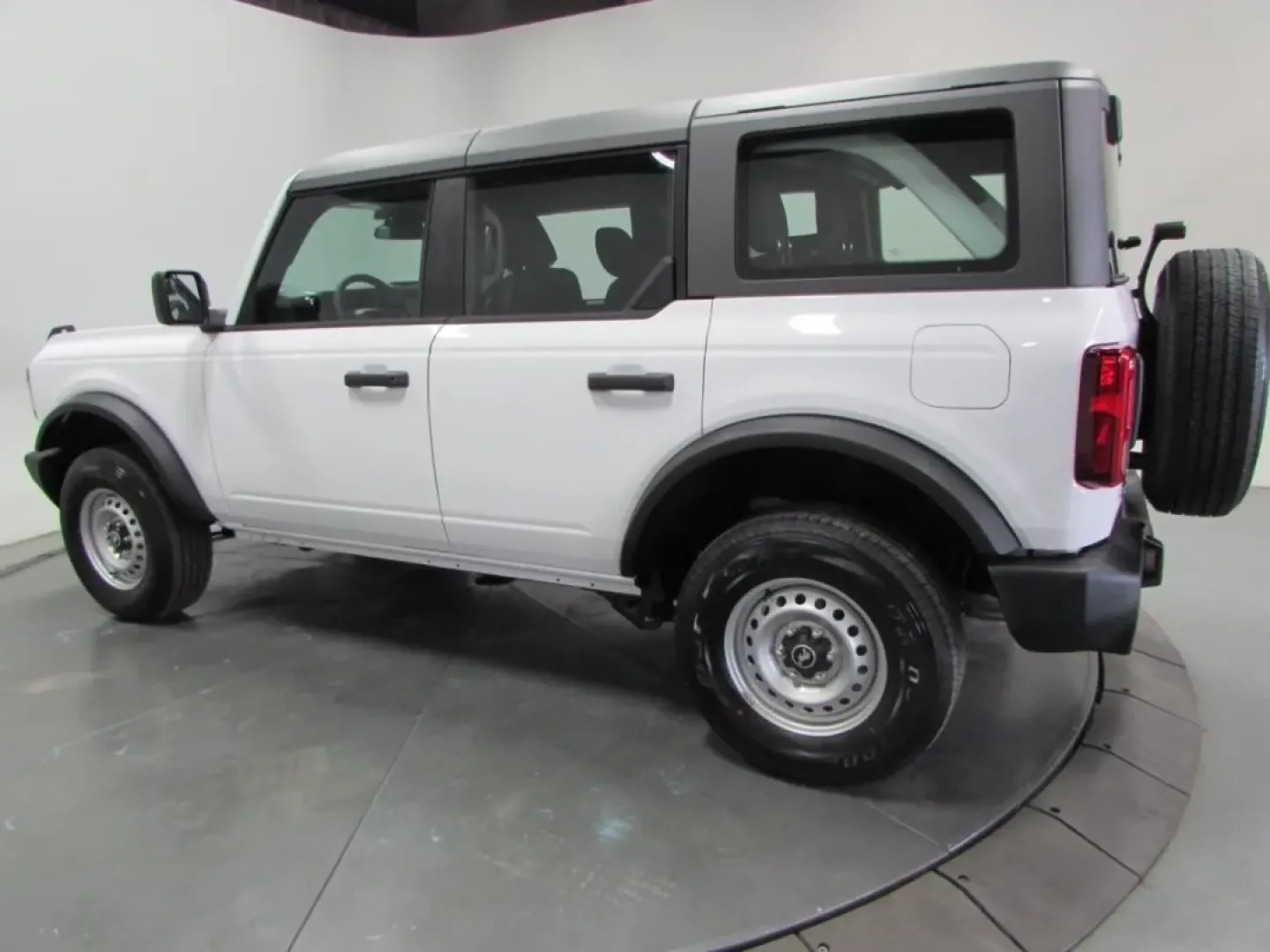 2025 /Dark Gray W/Black Onyx Ford Bronco Base (1FMDE6BH7SL) with an 2.3L EcoBoost I-4 engine, located at 12836 Highway 21, De Soto, MO, 63020, (636) 337-7777, 38.151867, -90.575615 - For adventurers and outdoor enthusiasts seeking their next thrill, the 2025 Ford Bronco is the ideal companion, ready to tackle rugged trails and urban jungles alike. With its robust 2.3L EcoBoost I-4 engine and four-wheel drive, this SUV is built for both weekend getaways and daily commutes. If you - Photo#4