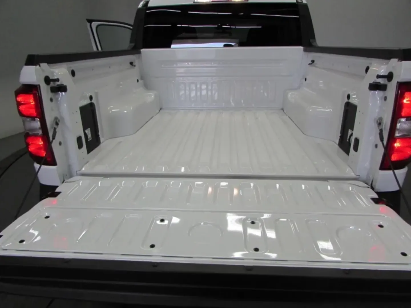 2025 /Black Onyx/Dark Slate Ford Maverick XL (3FTTW8B37SR) with an 2.5L Hybrid engine, located at 12836 Highway 21, De Soto, MO, 63020, (636) 337-7777, 38.151867, -90.575615 - **Elevate Your Weekend Adventures with the 2025 Ford Maverick XL at Pettus Ford De Soto!**<br /> <br /> Are you ready to embrace the open road and enjoy outdoor escapades with family and friends? Look no further than the 2025 Ford Maverick XL, the perfect blend of capability, comfort, and cutting-ed - Photo#11