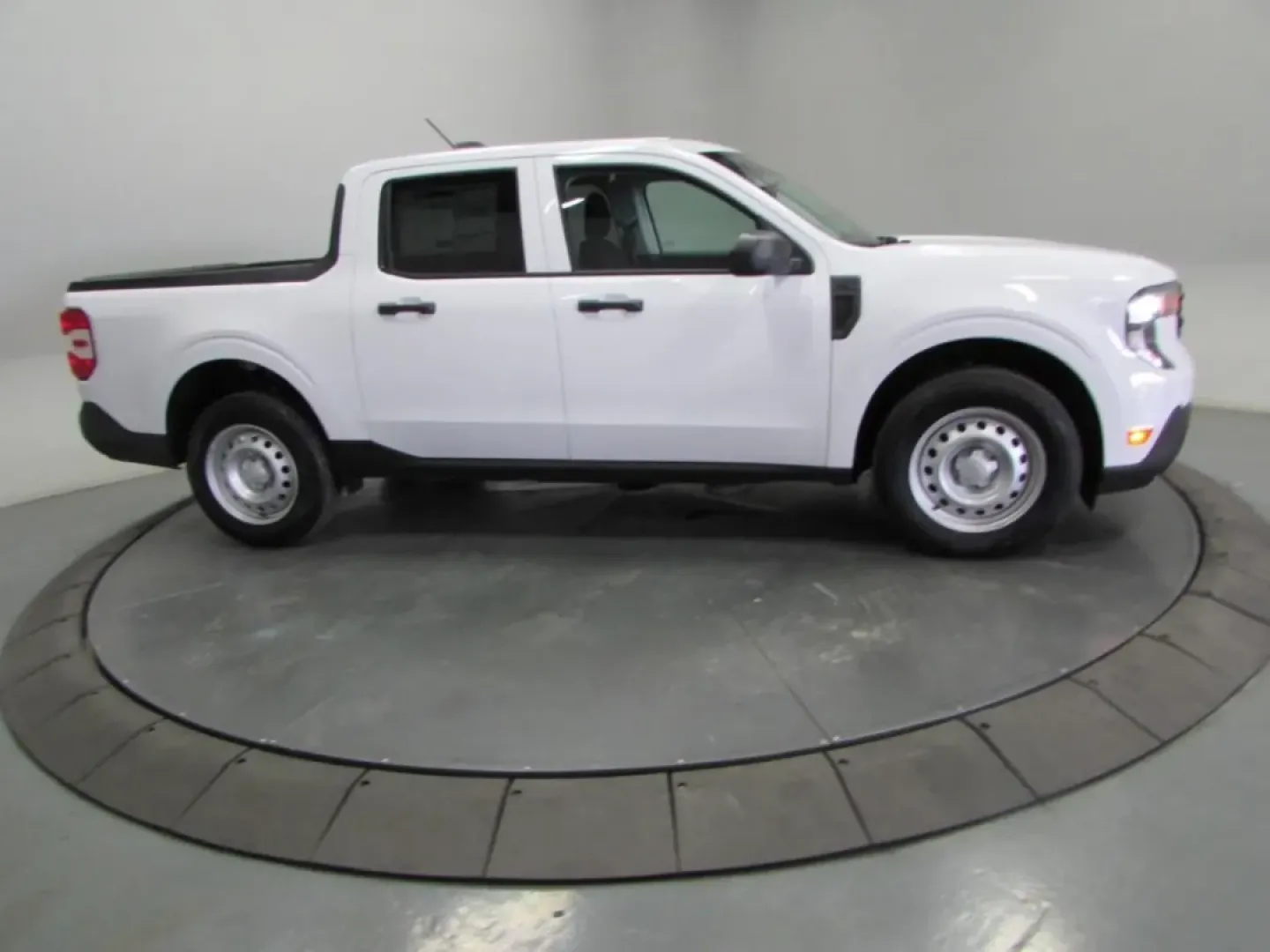 2025 /Black Onyx/Dark Slate Ford Maverick XL (3FTTW8B37SR) with an 2.5L Hybrid engine, located at 12836 Highway 21, De Soto, MO, 63020, (636) 337-7777, 38.151867, -90.575615 - **Elevate Your Weekend Adventures with the 2025 Ford Maverick XL at Pettus Ford De Soto!**<br /> <br /> Are you ready to embrace the open road and enjoy outdoor escapades with family and friends? Look no further than the 2025 Ford Maverick XL, the perfect blend of capability, comfort, and cutting-ed - Photo#3