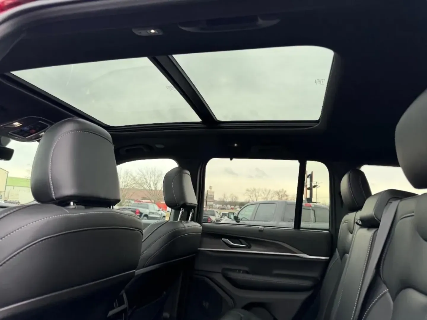 2025 /Global Black Leather Jeep Grand Cherokee Limited (1C4RJHBG6SC) with an 3.6L V6 24V VVT UPG I engine, located at 970 Woodlawn Dr., Farmington, MO, 63640, (573) 431-7800, 37.825642, -90.468674 - **Experience Adventure with the 2025 Jeep Grand Cherokee Limited at Pettus CDJR Farmington!**<br /> <br /> Are you ready to elevate your driving experience and embrace a lifestyle filled with adventure? Whether you're navigating the daily commute or planning your next weekend getaway, the 2025 Jeep - Photo#10