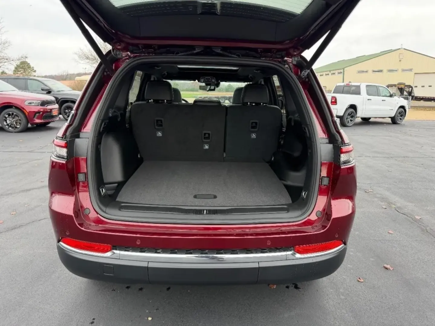 2025 /Global Black Leather Jeep Grand Cherokee Limited (1C4RJHBG6SC) with an 3.6L V6 24V VVT UPG I engine, located at 970 Woodlawn Dr., Farmington, MO, 63640, (573) 431-7800, 37.825642, -90.468674 - **Experience Adventure with the 2025 Jeep Grand Cherokee Limited at Pettus CDJR Farmington!**<br /> <br /> Are you ready to elevate your driving experience and embrace a lifestyle filled with adventure? Whether you're navigating the daily commute or planning your next weekend getaway, the 2025 Jeep - Photo#4