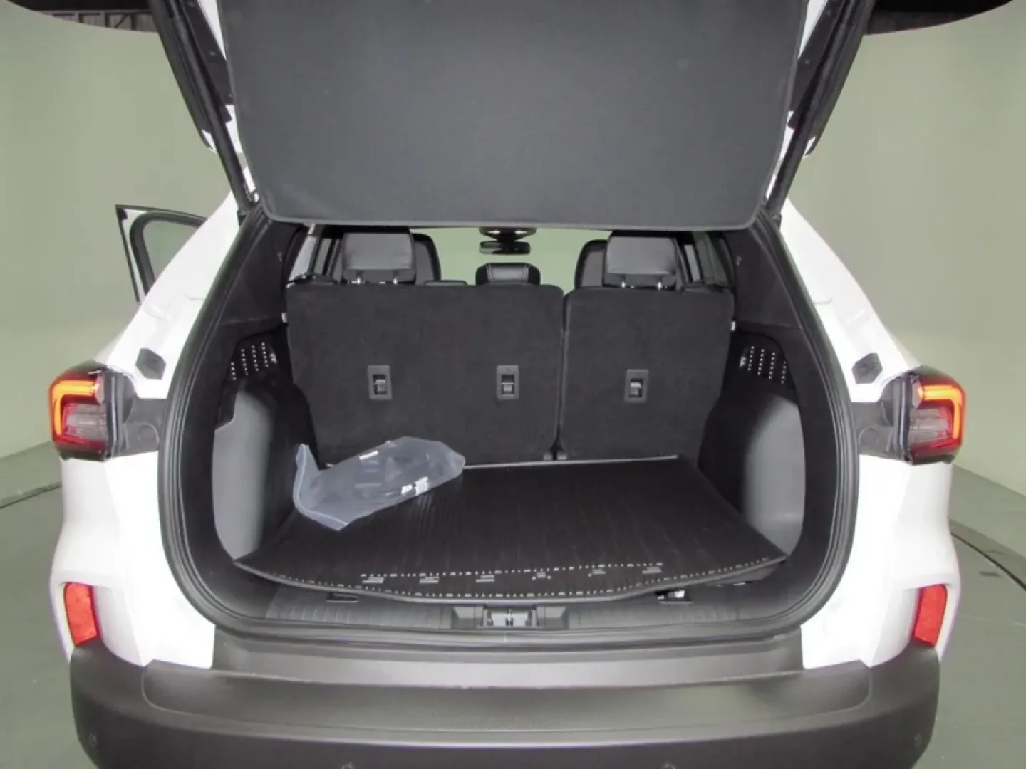 2025 /Ebony Ford Escape Base (1FMCU0E1XSU) with an 2.5L iVCT Atkinson Cycle I-4 Hybrid engine, Automatic transmission, located at 12836 Highway 21, De Soto, MO, 63020, (636) 337-7777, 38.151867, -90.575615 - **Unleash Your Adventures with the 2025 Ford Escape PHEV** <br /> <br /> Are you ready to elevate your lifestyle with a vehicle that effortlessly blends efficiency, style, and versatility? Look no further than the stunning 2025 Ford Escape PHEV, perfect for those who value sustainability without com - Photo#27