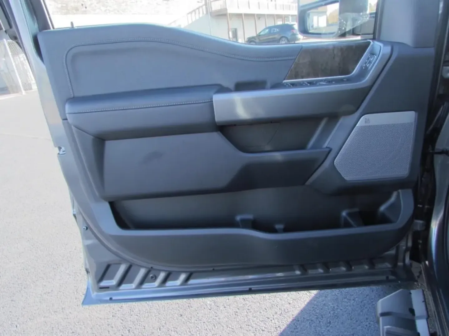 2026 /Black Onyx Ford F-350SD Lariat (1FT8W3BM7TE) with an 6.7L engine, located at 12836 Highway 21, De Soto, MO, 63020, (636) 337-7777, 38.151867, -90.575615 - Are you ready to elevate your lifestyle and tackle your toughest adventures? Look no further than this striking 2026 Ford Super Duty F-350 SRW, available now at Pettus Ford De Soto! Perfect for weekend warriors, busy professionals, and growing families alike, this robust truck is designed to deliver - Photo#17