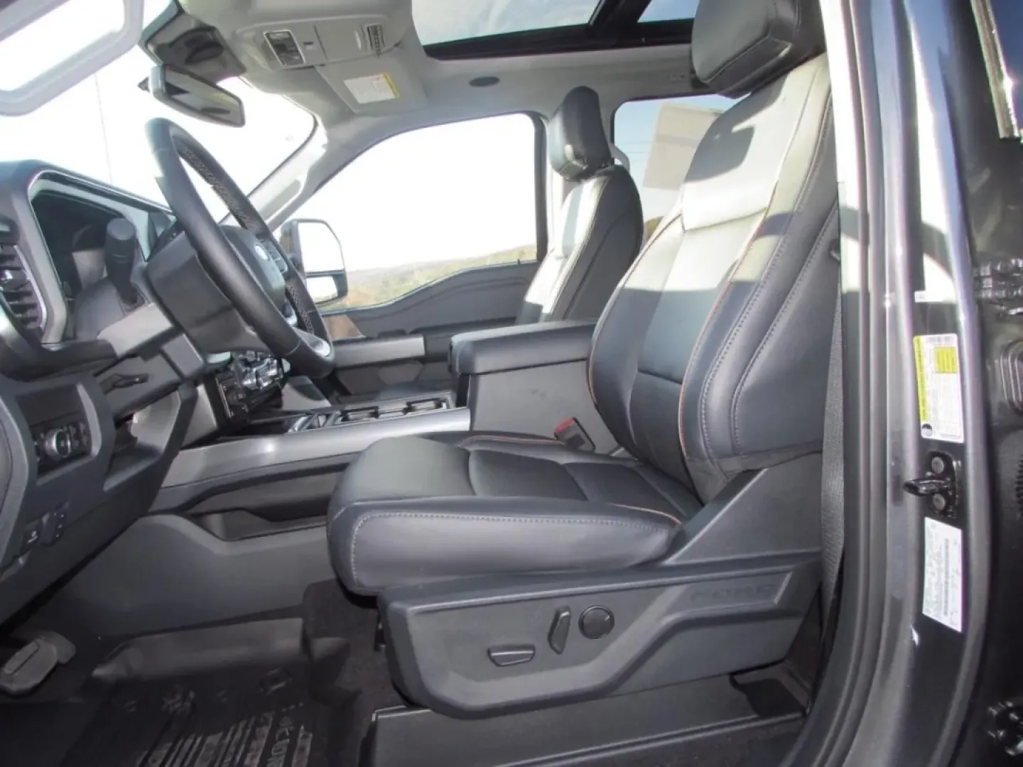 2026 /Black Onyx Ford F-350SD Lariat (1FT8W3BM7TE) with an 6.7L engine, located at 12836 Highway 21, De Soto, MO, 63020, (636) 337-7777, 38.151867, -90.575615 - Are you ready to elevate your lifestyle and tackle your toughest adventures? Look no further than this striking 2026 Ford Super Duty F-350 SRW, available now at Pettus Ford De Soto! Perfect for weekend warriors, busy professionals, and growing families alike, this robust truck is designed to deliver - Photo#18