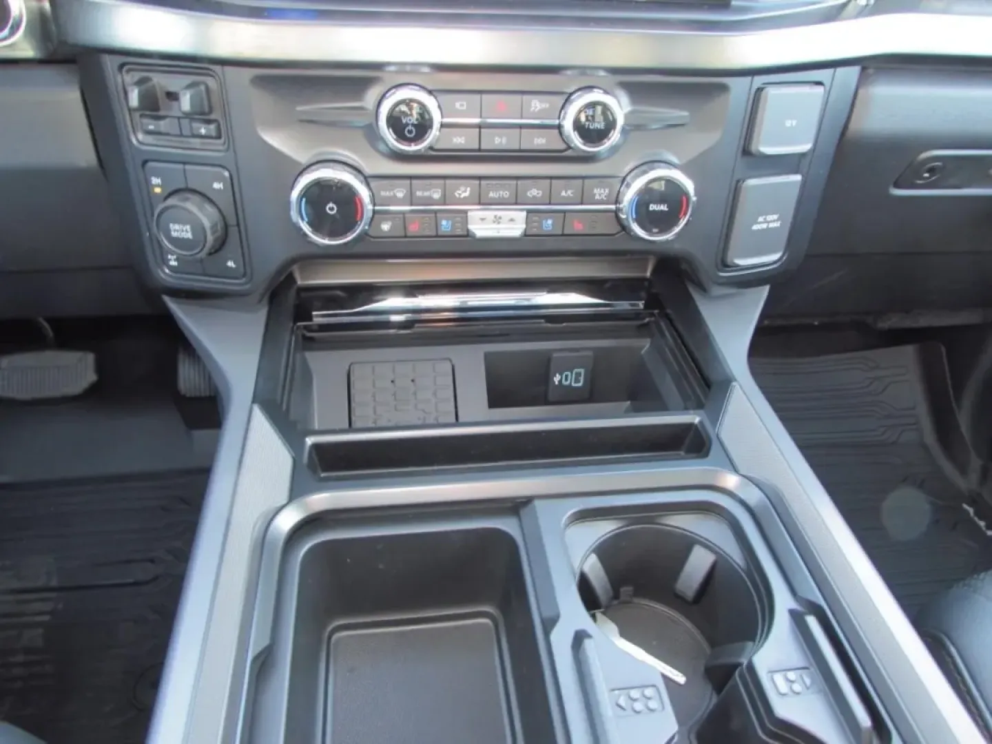 2026 /Black Onyx Ford F-350SD Lariat (1FT8W3BM7TE) with an 6.7L engine, located at 12836 Highway 21, De Soto, MO, 63020, (636) 337-7777, 38.151867, -90.575615 - Are you ready to elevate your lifestyle and tackle your toughest adventures? Look no further than this striking 2026 Ford Super Duty F-350 SRW, available now at Pettus Ford De Soto! Perfect for weekend warriors, busy professionals, and growing families alike, this robust truck is designed to deliver - Photo#27