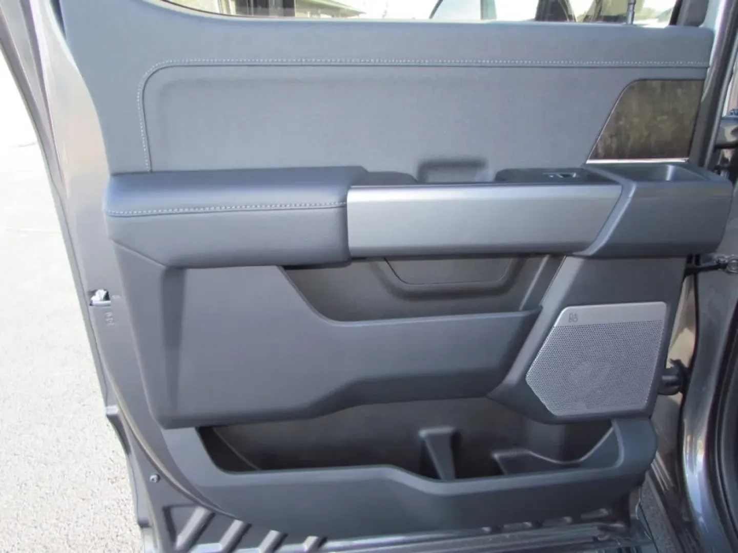 2026 /Black Onyx Ford F-350SD Lariat (1FT8W3BM7TE) with an 6.7L engine, located at 12836 Highway 21, De Soto, MO, 63020, (636) 337-7777, 38.151867, -90.575615 - Are you ready to elevate your lifestyle and tackle your toughest adventures? Look no further than this striking 2026 Ford Super Duty F-350 SRW, available now at Pettus Ford De Soto! Perfect for weekend warriors, busy professionals, and growing families alike, this robust truck is designed to deliver - Photo#30