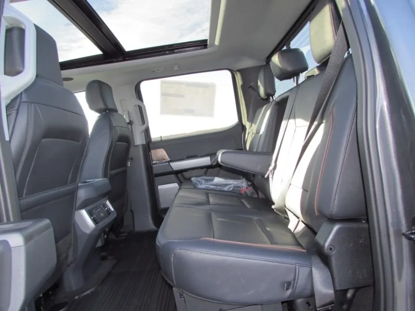 2026 /Black Onyx Ford F-350SD Lariat (1FT8W3BM7TE) with an 6.7L engine, located at 12836 Highway 21, De Soto, MO, 63020, (636) 337-7777, 38.151867, -90.575615 - Are you ready to elevate your lifestyle and tackle your toughest adventures? Look no further than this striking 2026 Ford Super Duty F-350 SRW, available now at Pettus Ford De Soto! Perfect for weekend warriors, busy professionals, and growing families alike, this robust truck is designed to deliver - Photo#31