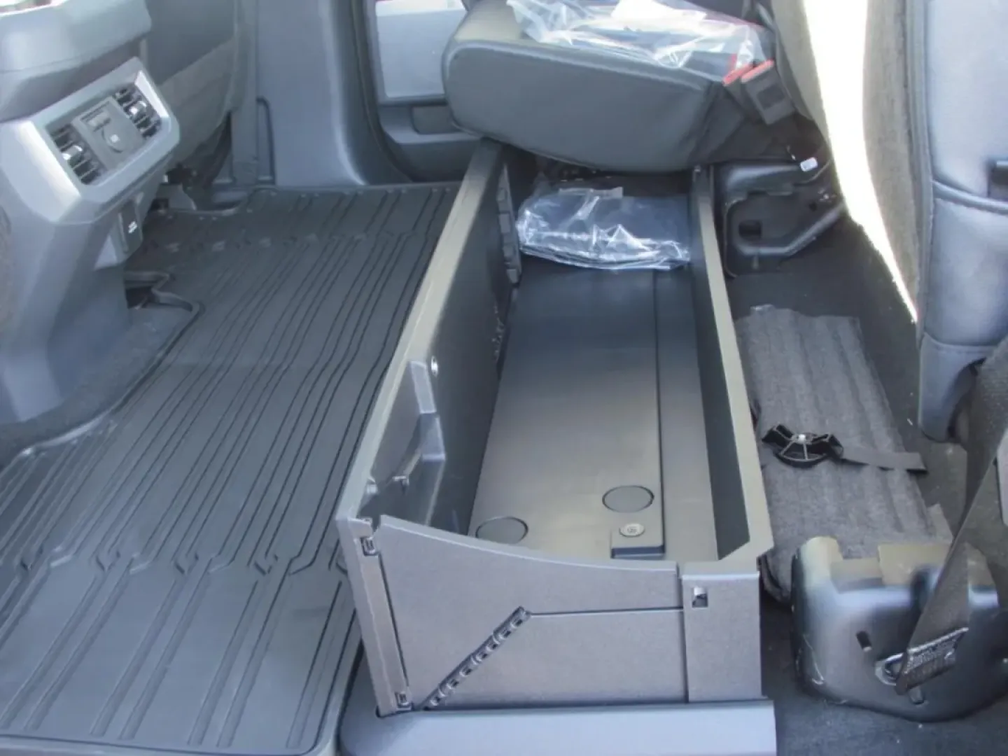 2026 /Black Onyx Ford F-350SD Lariat (1FT8W3BM7TE) with an 6.7L engine, located at 12836 Highway 21, De Soto, MO, 63020, (636) 337-7777, 38.151867, -90.575615 - Are you ready to elevate your lifestyle and tackle your toughest adventures? Look no further than this striking 2026 Ford Super Duty F-350 SRW, available now at Pettus Ford De Soto! Perfect for weekend warriors, busy professionals, and growing families alike, this robust truck is designed to deliver - Photo#33