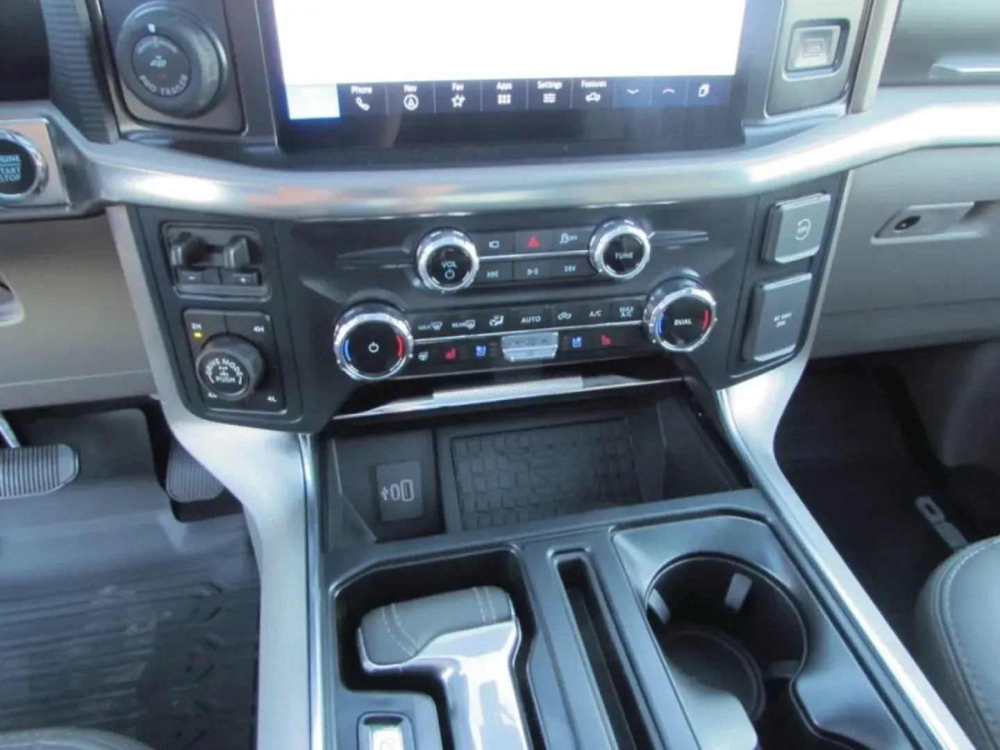 2025 /Smoked Truffle Ford F-150 Platinum (1FTFW7LD0SF) with an 3.5L V6 engine, located at 12836 Highway 21, De Soto, MO, 63020, (636) 337-7777, 38.151867, -90.575615 - **Unleash the Power of Possibility: Your Adventure Awaits with the 2025 Ford F-150 Platinum**<br /> <br /> Are you ready to elevate your lifestyle and take on the road ahead? Look no further than this stunning 2025 Ford F-150 Platinum, perfectly designed for both work and play. Whether you're naviga - Photo#26