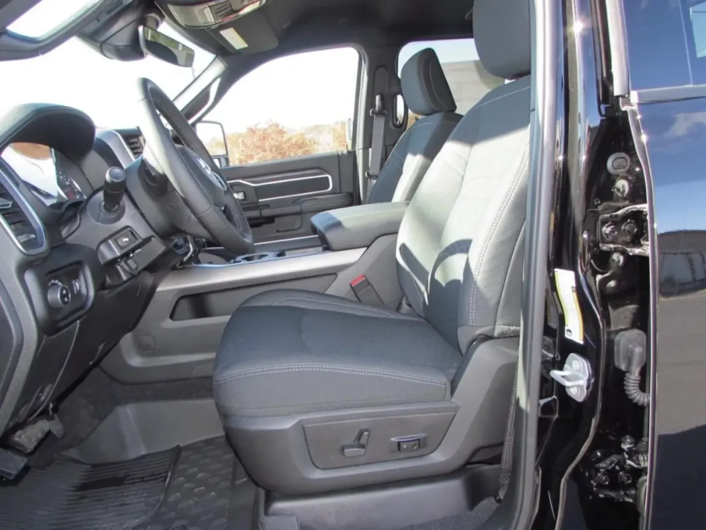 2026 /Black Ram 3500 Big Horn (3C63RRHL1TG) with an Other engine, located at 12830 Highway 21, De Soto, MO, 63020, (636) 337-7777, 38.153099, -90.573624 - **Unleash Adventure with the 2026 Ram 3500 Big Horn Your Ultimate Workhorse!**<br /> <br /> Are you ready to elevate your lifestyle and tackle any challenge that comes your way? Whether you're a weekend warrior seeking thrilling adventures, a tradesperson needing reliable performance, or a growing - Photo#17