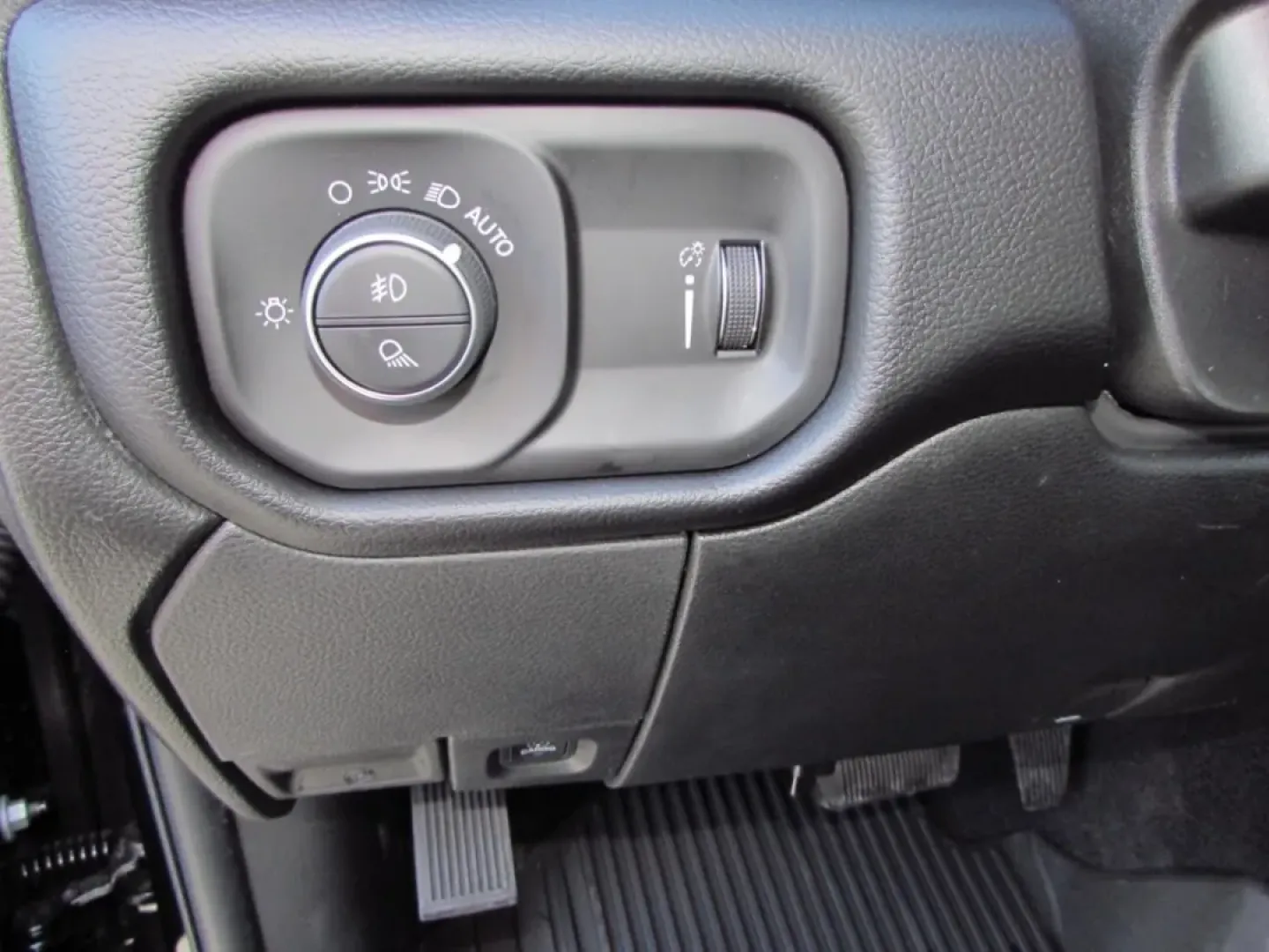 2026 /Black Ram 3500 Big Horn (3C63RRHL1TG) with an Other engine, located at 12830 Highway 21, De Soto, MO, 63020, (636) 337-7777, 38.153099, -90.573624 - **Unleash Adventure with the 2026 Ram 3500 Big Horn Your Ultimate Workhorse!**<br /> <br /> Are you ready to elevate your lifestyle and tackle any challenge that comes your way? Whether you're a weekend warrior seeking thrilling adventures, a tradesperson needing reliable performance, or a growing - Photo#18