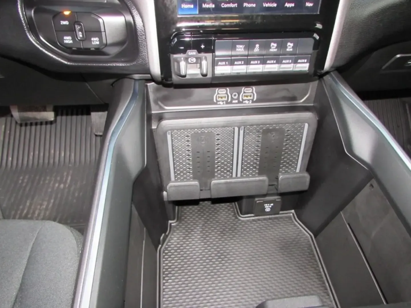 2026 /Black Ram 2500 Big Horn (3C6UR5DJ3TG) with an 6.4L V8 engine, 6A transmission, located at 12836 Highway 21, De Soto, MO, 63020, (636) 337-7777, 38.151867, -90.575615 - Looking for a vehicle that can handle both your everyday needs and your weekend adventures? Look no further than the 2026 Ram 2500 Big Horn, available now at Pettus CDJR DeSoto, your trusted OEM dealership in De Soto, MO. With its robust capabilities, this truck is designed for those who crave depen - Photo#25