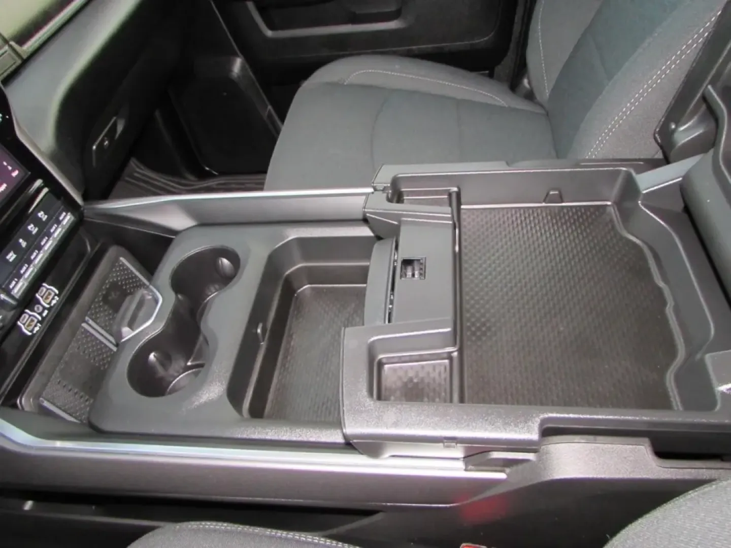 2026 /Black Ram 2500 Big Horn (3C6UR5DJ3TG) with an 6.4L V8 engine, 6A transmission, located at 12836 Highway 21, De Soto, MO, 63020, (636) 337-7777, 38.151867, -90.575615 - Looking for a vehicle that can handle both your everyday needs and your weekend adventures? Look no further than the 2026 Ram 2500 Big Horn, available now at Pettus CDJR DeSoto, your trusted OEM dealership in De Soto, MO. With its robust capabilities, this truck is designed for those who crave depen - Photo#26