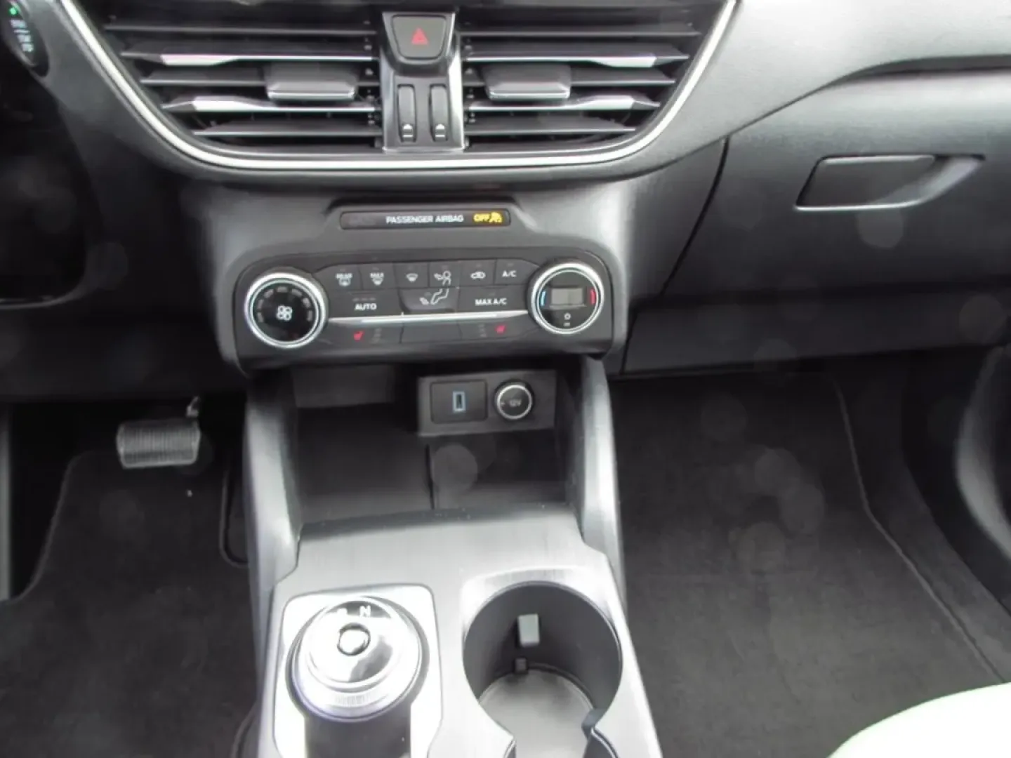 2020 /Ebony Ford Escape SE (1FMCU0G64LU) with an Other engine, Automatic transmission, located at 12836 Highway 21, De Soto, MO, 63020, (636) 337-7777, 38.151867, -90.575615 - Are you ready to elevate your lifestyle with the perfect vehicle? The 2020 Ford Escape SE is your ticket to adventure, whether you're commuting to work, embarking on weekend excursions, or just navigating the daily hustle with your growing family. At Pettus Ford De Soto, we understand that the right - Photo#15