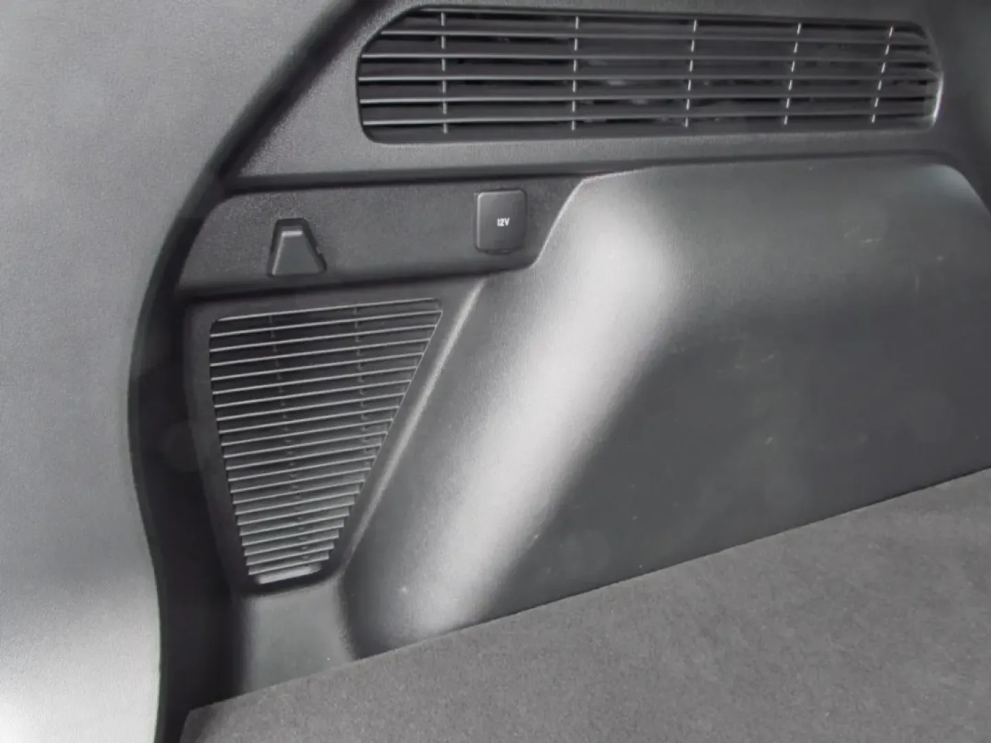 2020 /Ebony Ford Escape SE (1FMCU0G64LU) with an Other engine, Automatic transmission, located at 12836 Highway 21, De Soto, MO, 63020, (636) 337-7777, 38.151867, -90.575615 - Are you ready to elevate your lifestyle with the perfect vehicle? The 2020 Ford Escape SE is your ticket to adventure, whether you're commuting to work, embarking on weekend excursions, or just navigating the daily hustle with your growing family. At Pettus Ford De Soto, we understand that the right - Photo#22