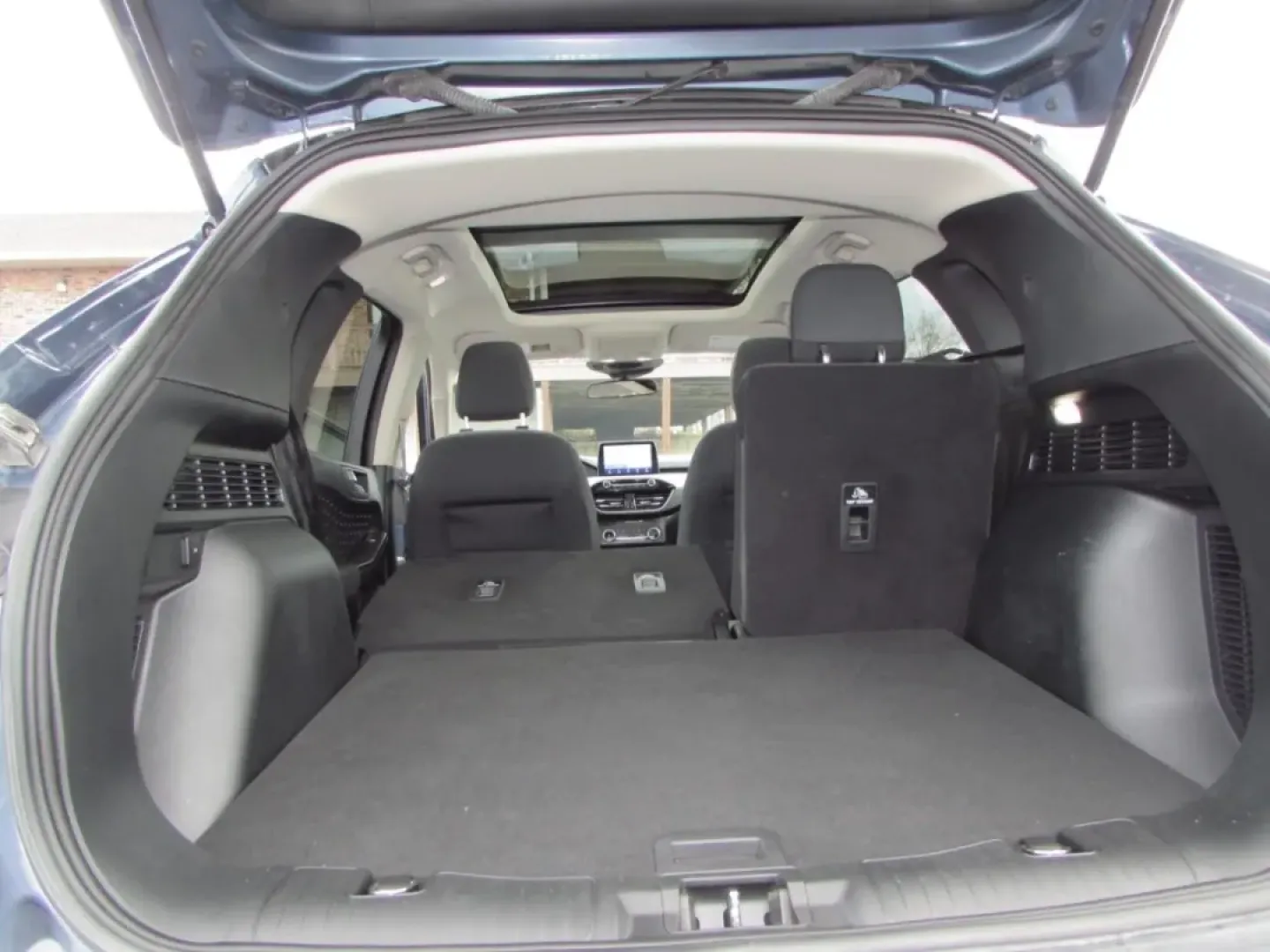 2020 /Ebony Ford Escape SE (1FMCU0G64LU) with an Other engine, Automatic transmission, located at 12836 Highway 21, De Soto, MO, 63020, (636) 337-7777, 38.151867, -90.575615 - Are you ready to elevate your lifestyle with the perfect vehicle? The 2020 Ford Escape SE is your ticket to adventure, whether you're commuting to work, embarking on weekend excursions, or just navigating the daily hustle with your growing family. At Pettus Ford De Soto, we understand that the right - Photo#23