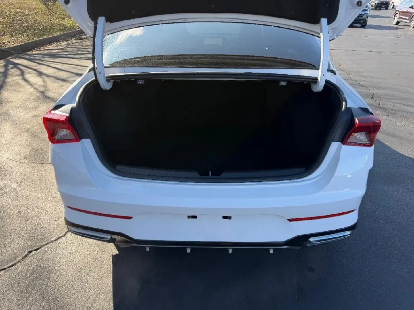 2022 /Black Leather Kia K5 GT-Line (5XXG64J20NG) with an 1.6L Turbo GDI DOHC I4 engine, Automatic transmission, located at 970 Woodlawn Dr., Farmington, MO, 63640, (573) 431-7800, 37.825642, -90.468674 - Discover the perfect blend of style, efficiency, and comfort with the 2022 Kia K5 GT-Line, an exceptional choice for those seeking a reliable yet luxurious ride. Whether you're commuting to work, taking the family on a weekend getaway, or simply running errands around Farmington, MO, this four-door - Photo#4