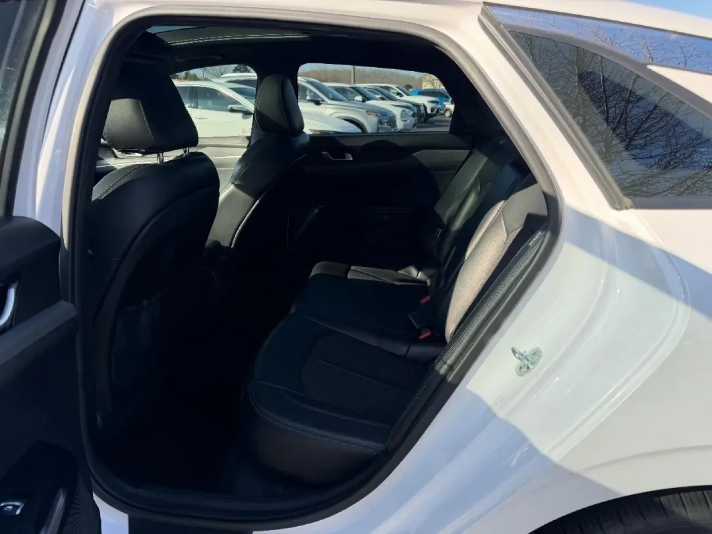 2022 /Black Leather Kia K5 GT-Line (5XXG64J20NG) with an 1.6L Turbo GDI DOHC I4 engine, Automatic transmission, located at 970 Woodlawn Dr., Farmington, MO, 63640, (573) 431-7800, 37.825642, -90.468674 - Discover the perfect blend of style, efficiency, and comfort with the 2022 Kia K5 GT-Line, an exceptional choice for those seeking a reliable yet luxurious ride. Whether you're commuting to work, taking the family on a weekend getaway, or simply running errands around Farmington, MO, this four-door - Photo#8