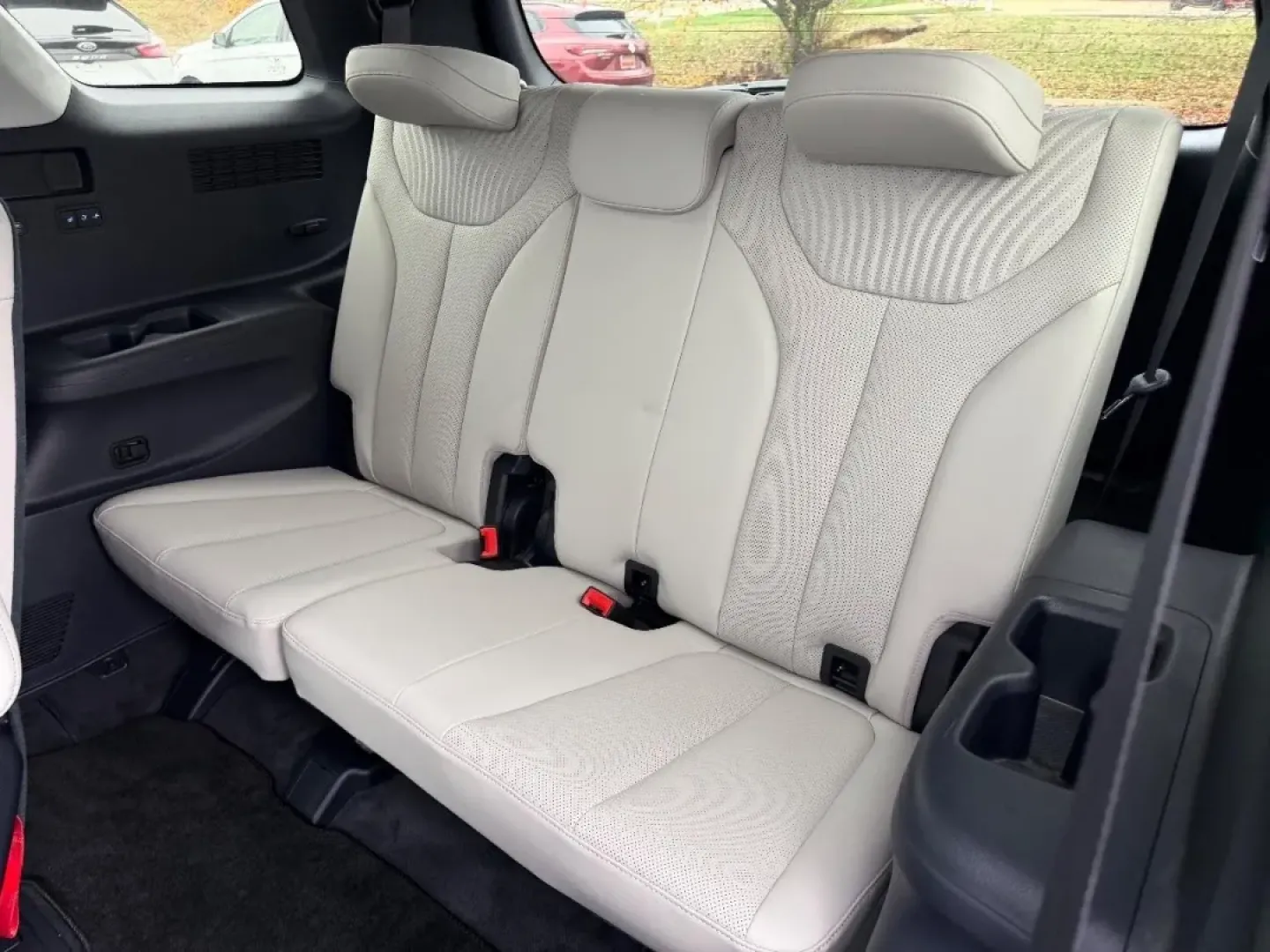 2024 /Navy/Beige Leather Hyundai Palisade Calligraphy (KM8R7DGE5RU) with an 3.8L GDI D-CVVT V6 engine, Automatic transmission, located at 970 Woodlawn Dr., Farmington, MO, 63640, (573) 431-7800, 37.825642, -90.468674 - **Explore the Open Road in Style with the 2024 Hyundai Palisade Calligraphy at Pettus CDJR Farmington!**<br /> <br /> Imagine your family embarking on a weekend getaway, the sun shining, and the open road ahead. With the 2024 Hyundai Palisade, this dream is a reality! This spacious SUV is designed f - Photo#9