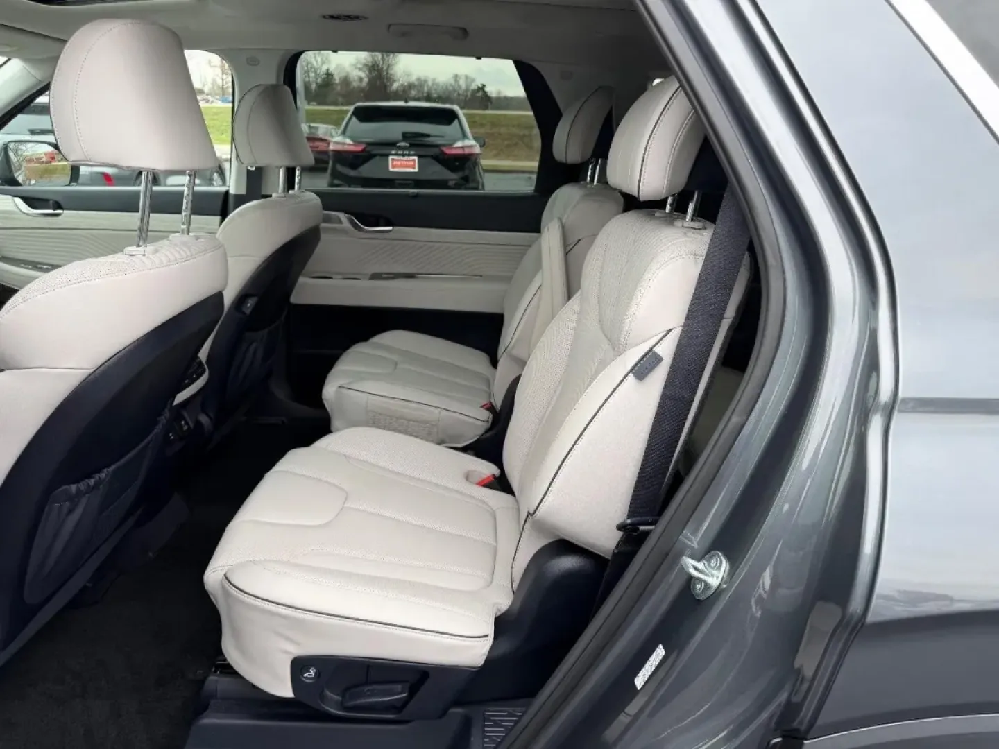 2024 /Navy/Beige Leather Hyundai Palisade Calligraphy (KM8R7DGE5RU) with an 3.8L GDI D-CVVT V6 engine, Automatic transmission, located at 970 Woodlawn Dr., Farmington, MO, 63640, (573) 431-7800, 37.825642, -90.468674 - **Explore the Open Road in Style with the 2024 Hyundai Palisade Calligraphy at Pettus CDJR Farmington!**<br /> <br /> Imagine your family embarking on a weekend getaway, the sun shining, and the open road ahead. With the 2024 Hyundai Palisade, this dream is a reality! This spacious SUV is designed f - Photo#10