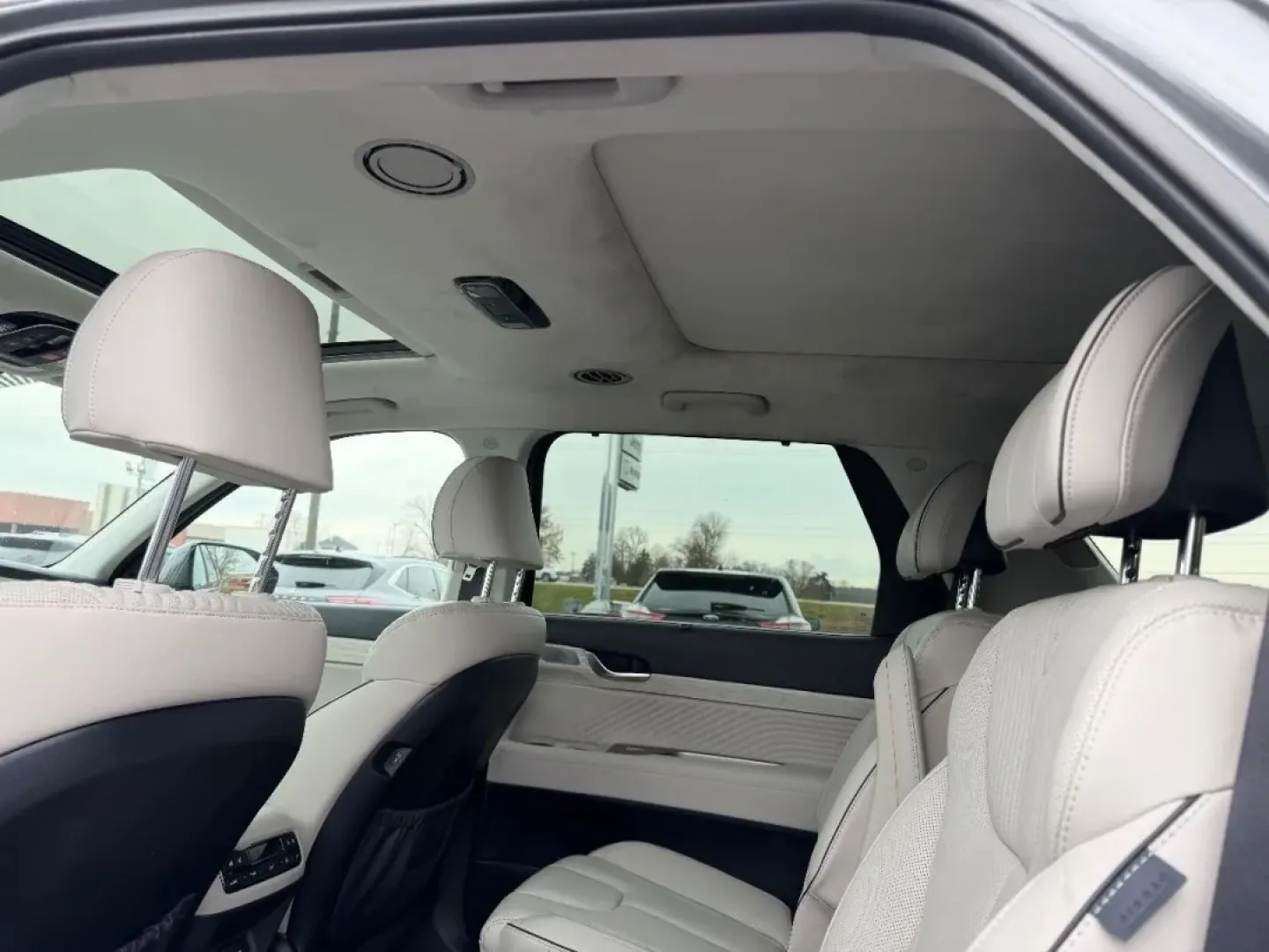 2024 /Navy/Beige Leather Hyundai Palisade Calligraphy (KM8R7DGE5RU) with an 3.8L GDI D-CVVT V6 engine, Automatic transmission, located at 970 Woodlawn Dr., Farmington, MO, 63640, (573) 431-7800, 37.825642, -90.468674 - **Explore the Open Road in Style with the 2024 Hyundai Palisade Calligraphy at Pettus CDJR Farmington!**<br /> <br /> Imagine your family embarking on a weekend getaway, the sun shining, and the open road ahead. With the 2024 Hyundai Palisade, this dream is a reality! This spacious SUV is designed f - Photo#11