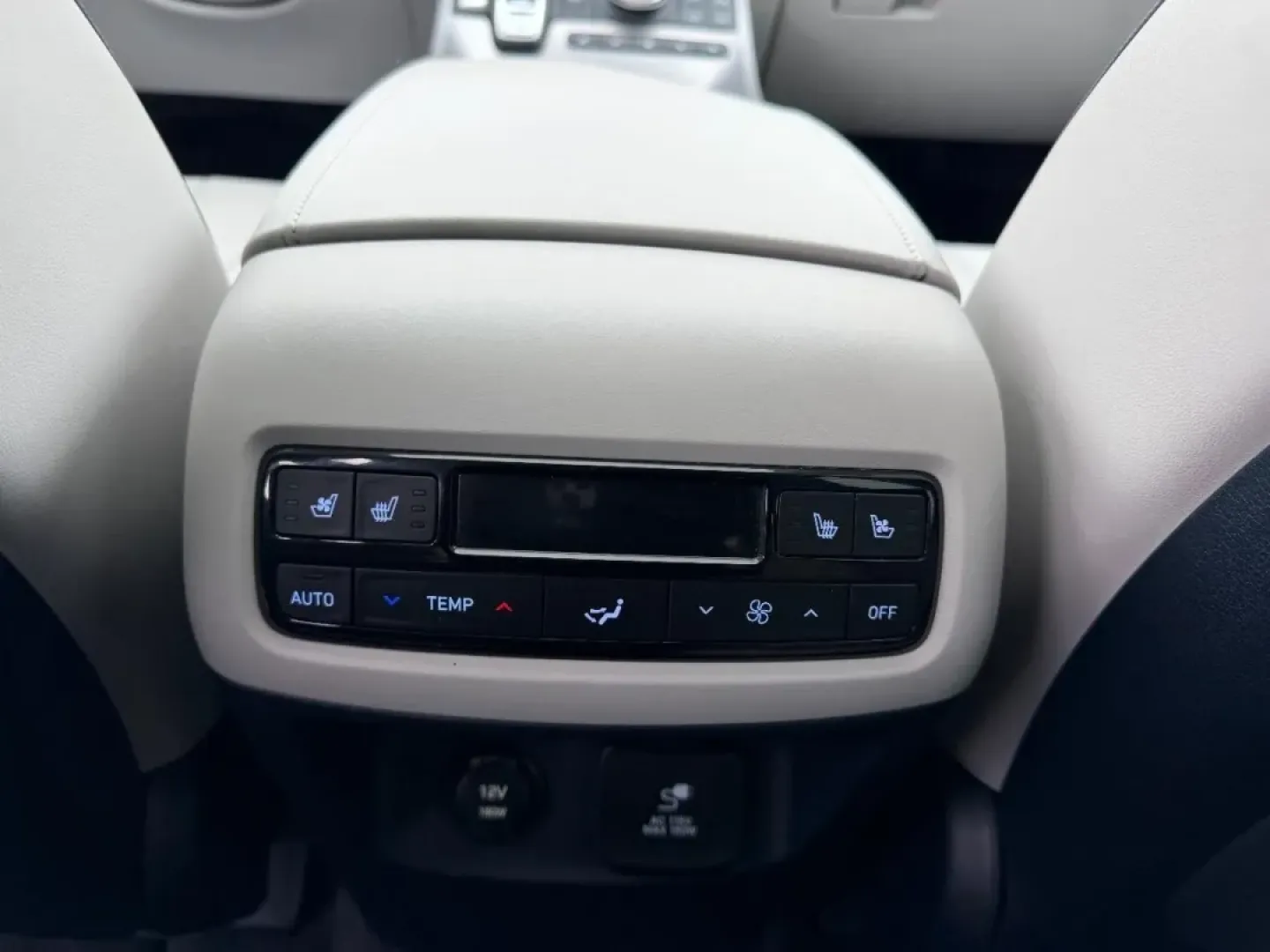 2024 /Navy/Beige Leather Hyundai Palisade Calligraphy (KM8R7DGE5RU) with an 3.8L GDI D-CVVT V6 engine, Automatic transmission, located at 970 Woodlawn Dr., Farmington, MO, 63640, (573) 431-7800, 37.825642, -90.468674 - **Explore the Open Road in Style with the 2024 Hyundai Palisade Calligraphy at Pettus CDJR Farmington!**<br /> <br /> Imagine your family embarking on a weekend getaway, the sun shining, and the open road ahead. With the 2024 Hyundai Palisade, this dream is a reality! This spacious SUV is designed f - Photo#12