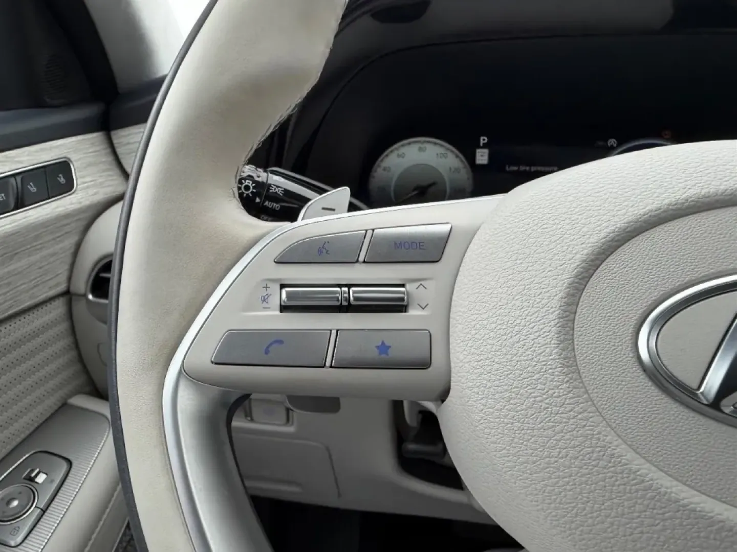 2024 /Navy/Beige Leather Hyundai Palisade Calligraphy (KM8R7DGE5RU) with an 3.8L GDI D-CVVT V6 engine, Automatic transmission, located at 970 Woodlawn Dr., Farmington, MO, 63640, (573) 431-7800, 37.825642, -90.468674 - **Explore the Open Road in Style with the 2024 Hyundai Palisade Calligraphy at Pettus CDJR Farmington!**<br /> <br /> Imagine your family embarking on a weekend getaway, the sun shining, and the open road ahead. With the 2024 Hyundai Palisade, this dream is a reality! This spacious SUV is designed f - Photo#15