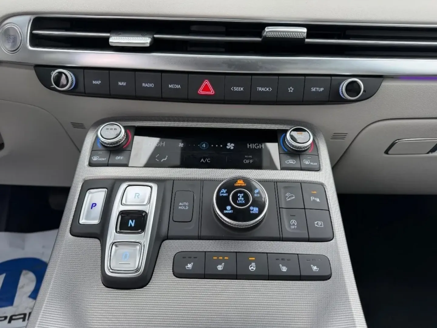 2024 /Navy/Beige Leather Hyundai Palisade Calligraphy (KM8R7DGE5RU) with an 3.8L GDI D-CVVT V6 engine, Automatic transmission, located at 970 Woodlawn Dr., Farmington, MO, 63640, (573) 431-7800, 37.825642, -90.468674 - **Explore the Open Road in Style with the 2024 Hyundai Palisade Calligraphy at Pettus CDJR Farmington!**<br /> <br /> Imagine your family embarking on a weekend getaway, the sun shining, and the open road ahead. With the 2024 Hyundai Palisade, this dream is a reality! This spacious SUV is designed f - Photo#18