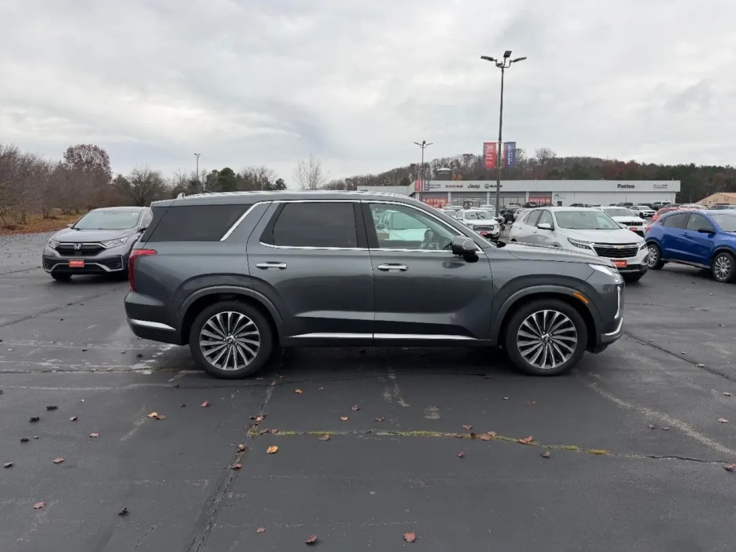 2024 /Navy/Beige Leather Hyundai Palisade Calligraphy (KM8R7DGE5RU) with an 3.8L GDI D-CVVT V6 engine, Automatic transmission, located at 970 Woodlawn Dr., Farmington, MO, 63640, (573) 431-7800, 37.825642, -90.468674 - **Explore the Open Road in Style with the 2024 Hyundai Palisade Calligraphy at Pettus CDJR Farmington!**<br /> <br /> Imagine your family embarking on a weekend getaway, the sun shining, and the open road ahead. With the 2024 Hyundai Palisade, this dream is a reality! This spacious SUV is designed f - Photo#1