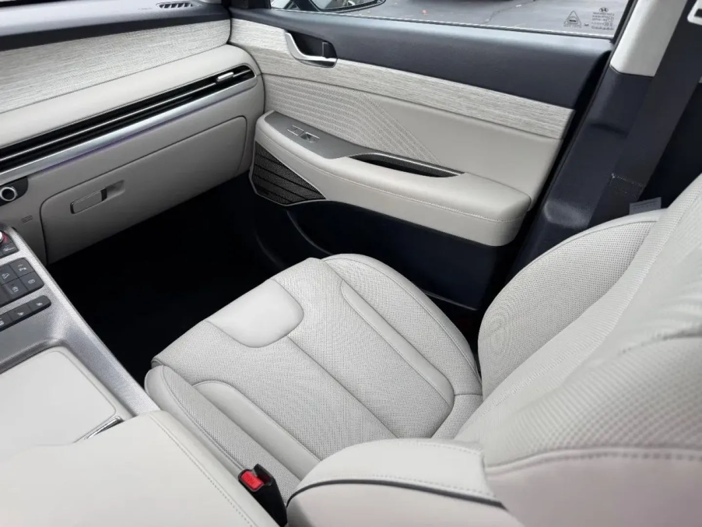 2024 /Navy/Beige Leather Hyundai Palisade Calligraphy (KM8R7DGE5RU) with an 3.8L GDI D-CVVT V6 engine, Automatic transmission, located at 970 Woodlawn Dr., Farmington, MO, 63640, (573) 431-7800, 37.825642, -90.468674 - **Explore the Open Road in Style with the 2024 Hyundai Palisade Calligraphy at Pettus CDJR Farmington!**<br /> <br /> Imagine your family embarking on a weekend getaway, the sun shining, and the open road ahead. With the 2024 Hyundai Palisade, this dream is a reality! This spacious SUV is designed f - Photo#19