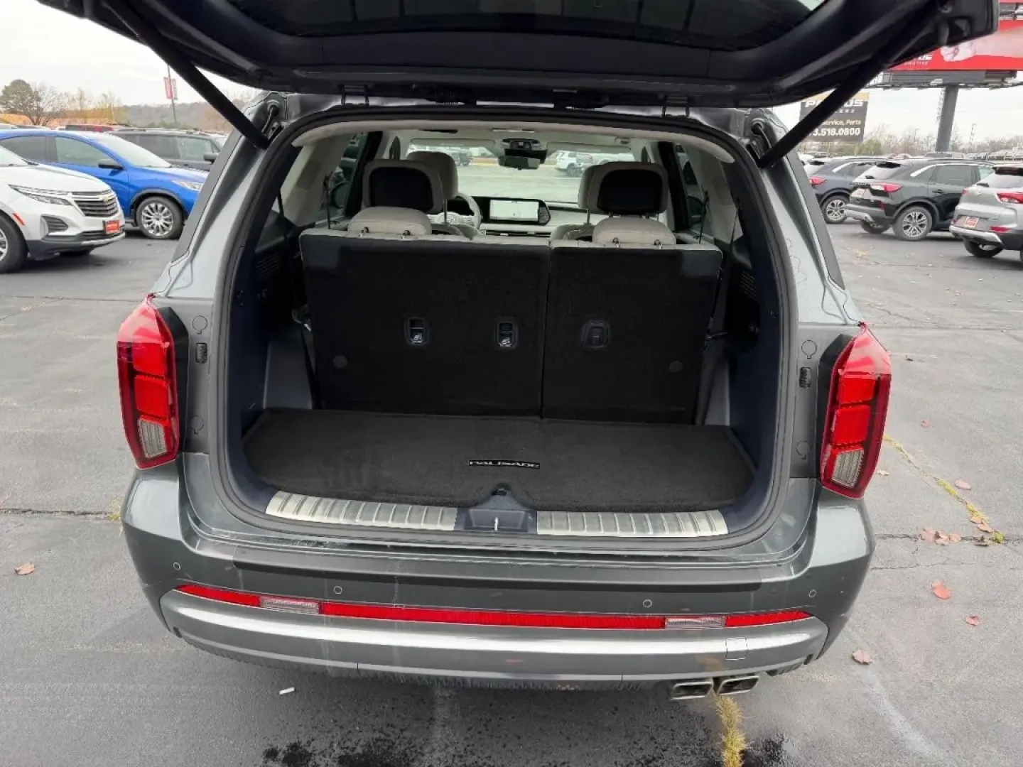 2024 /Navy/Beige Leather Hyundai Palisade Calligraphy (KM8R7DGE5RU) with an 3.8L GDI D-CVVT V6 engine, Automatic transmission, located at 970 Woodlawn Dr., Farmington, MO, 63640, (573) 431-7800, 37.825642, -90.468674 - **Explore the Open Road in Style with the 2024 Hyundai Palisade Calligraphy at Pettus CDJR Farmington!**<br /> <br /> Imagine your family embarking on a weekend getaway, the sun shining, and the open road ahead. With the 2024 Hyundai Palisade, this dream is a reality! This spacious SUV is designed f - Photo#4