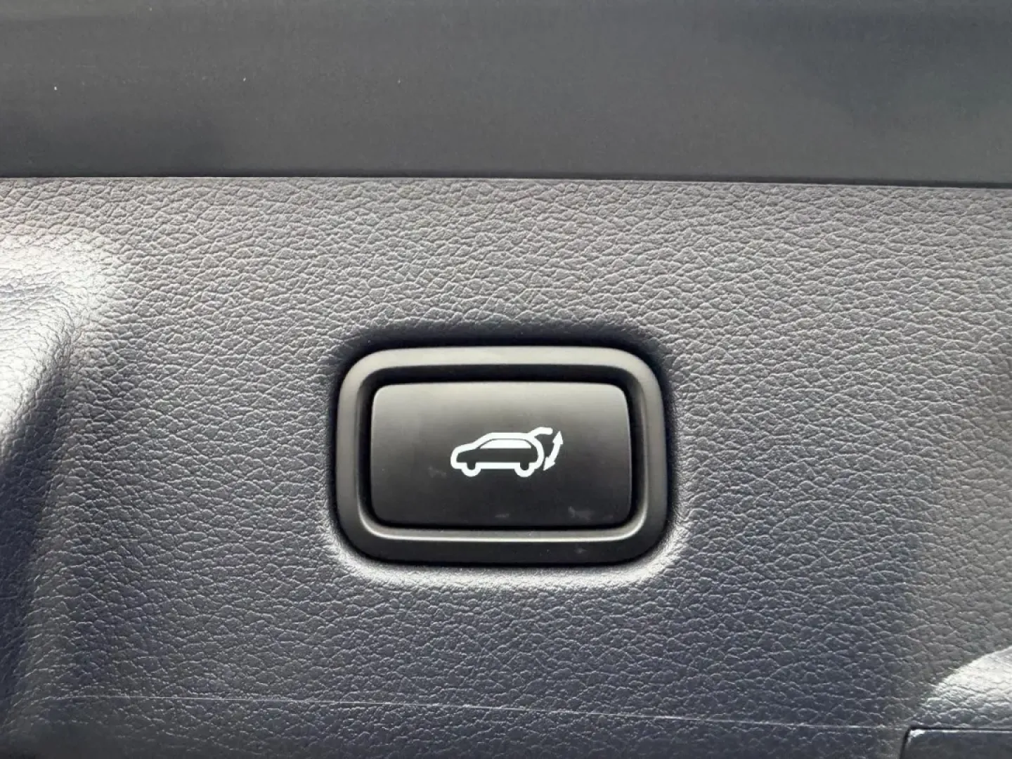 2024 /Navy/Beige Leather Hyundai Palisade Calligraphy (KM8R7DGE5RU) with an 3.8L GDI D-CVVT V6 engine, Automatic transmission, located at 970 Woodlawn Dr., Farmington, MO, 63640, (573) 431-7800, 37.825642, -90.468674 - **Explore the Open Road in Style with the 2024 Hyundai Palisade Calligraphy at Pettus CDJR Farmington!**<br /> <br /> Imagine your family embarking on a weekend getaway, the sun shining, and the open road ahead. With the 2024 Hyundai Palisade, this dream is a reality! This spacious SUV is designed f - Photo#5