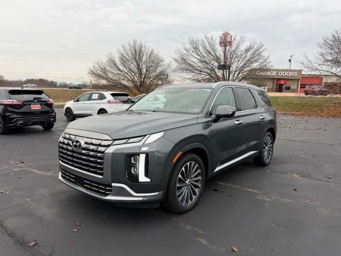 2024 /Navy/Beige Leather Hyundai Palisade Calligraphy (KM8R7DGE5RU) with an 3.8L GDI D-CVVT V6 engine, Automatic transmission, located at 970 Woodlawn Dr., Farmington, MO, 63640, (573) 431-7800, 37.825642, -90.468674 - **Explore the Open Road in Style with the 2024 Hyundai Palisade Calligraphy at Pettus CDJR Farmington!**<br /> <br /> Imagine your family embarking on a weekend getaway, the sun shining, and the open road ahead. With the 2024 Hyundai Palisade, this dream is a reality! This spacious SUV is designed f - Photo#7