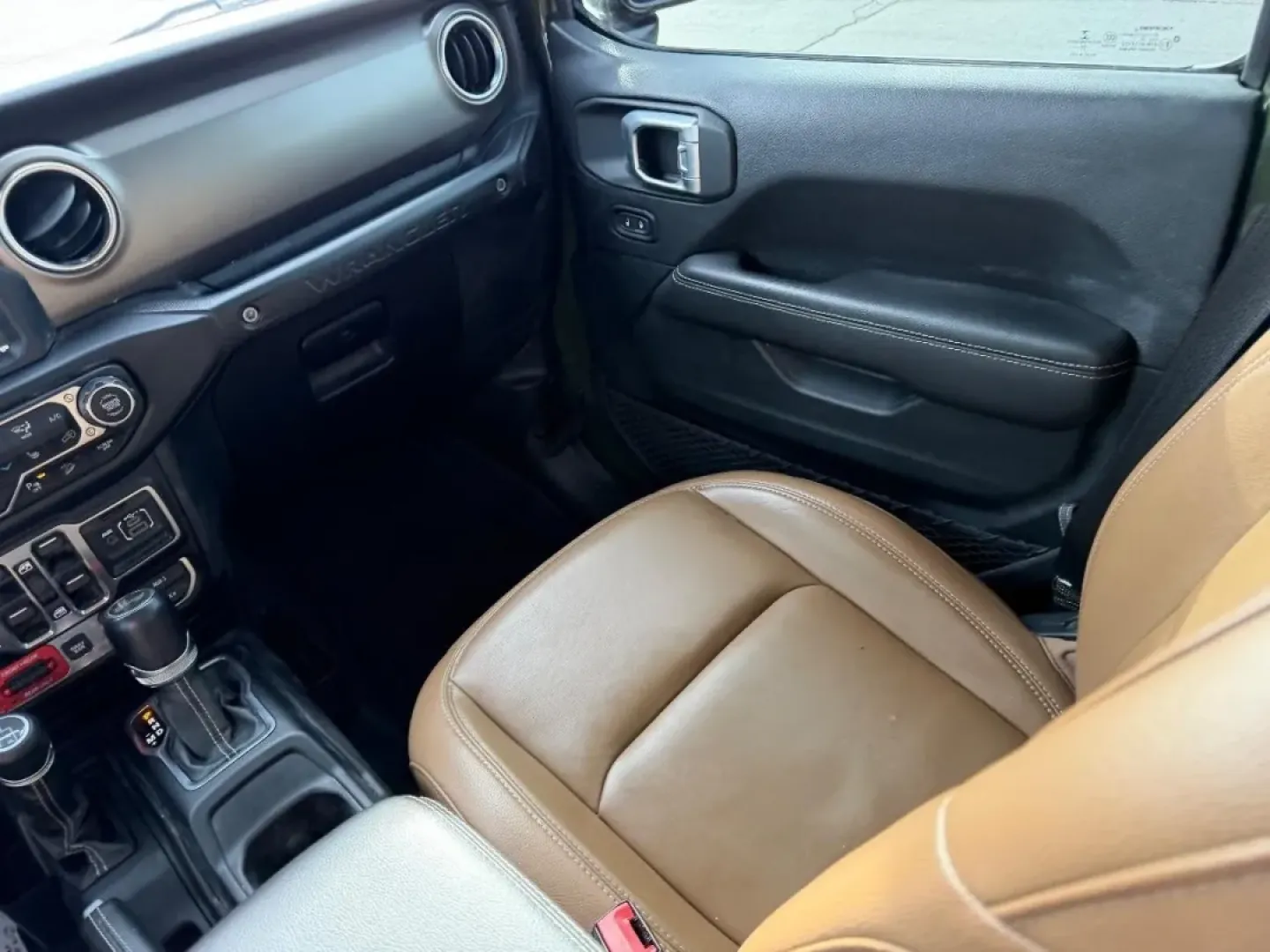 2020 /Dark Saddle/Black Leather Jeep Wrangler Unlimited Rubicon (1C4HJXFG3LW) with an 3.6L V6 24V VVT UPG I engine, 6A transmission, located at 970 Woodlawn Dr., Farmington, MO, 63640, (573) 431-7800, 37.825642, -90.468674 - **Adventure Awaits: Explore the Great Outdoors in this 2020 Jeep Wrangler Unlimited Rubicon!**<br /> <br /> Are you ready to embrace the thrill of the open road and the call of the wild? Look no further! This stunning 2020 Jeep Wrangler Unlimited Rubicon is the perfect companion for those who crave - Photo#16