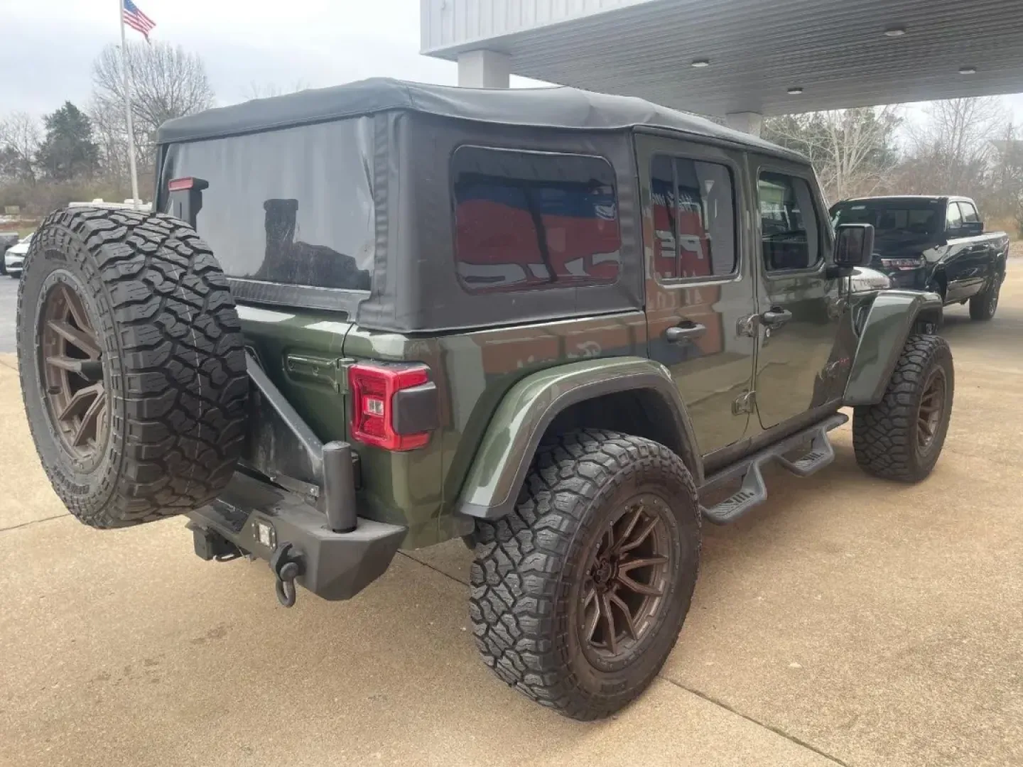 2020 /Dark Saddle/Black Leather Jeep Wrangler Unlimited Rubicon (1C4HJXFG3LW) with an 3.6L V6 24V VVT UPG I engine, 6A transmission, located at 970 Woodlawn Dr., Farmington, MO, 63640, (573) 431-7800, 37.825642, -90.468674 - **Adventure Awaits: Explore the Great Outdoors in this 2020 Jeep Wrangler Unlimited Rubicon!**<br /> <br /> Are you ready to embrace the thrill of the open road and the call of the wild? Look no further! This stunning 2020 Jeep Wrangler Unlimited Rubicon is the perfect companion for those who crave - Photo#5
