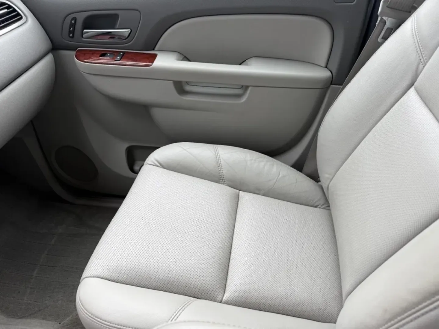 2014 /Light Cashmere/Dark Cashmere Leather Chevrolet Silverado 2500HD LTZ (1GC1KYE80EF) with an 6.6L engine, Automatic transmission, located at 141 Commercial Dr, Fredericktown, MO, 63645, (573) 783-6432, 37.570087, -90.320648 - **Unleash Your Adventurous Spirit with the 2014 Chevrolet Silverado 2500HD LTZ Crew Cab Your Ultimate Truck for Life's Journeys!**<br /> <br /> Are you ready to elevate your lifestyle with a reliable and rugged companion that can handle any challenge? Whether you're hauling equipment for work, emba - Photo#18