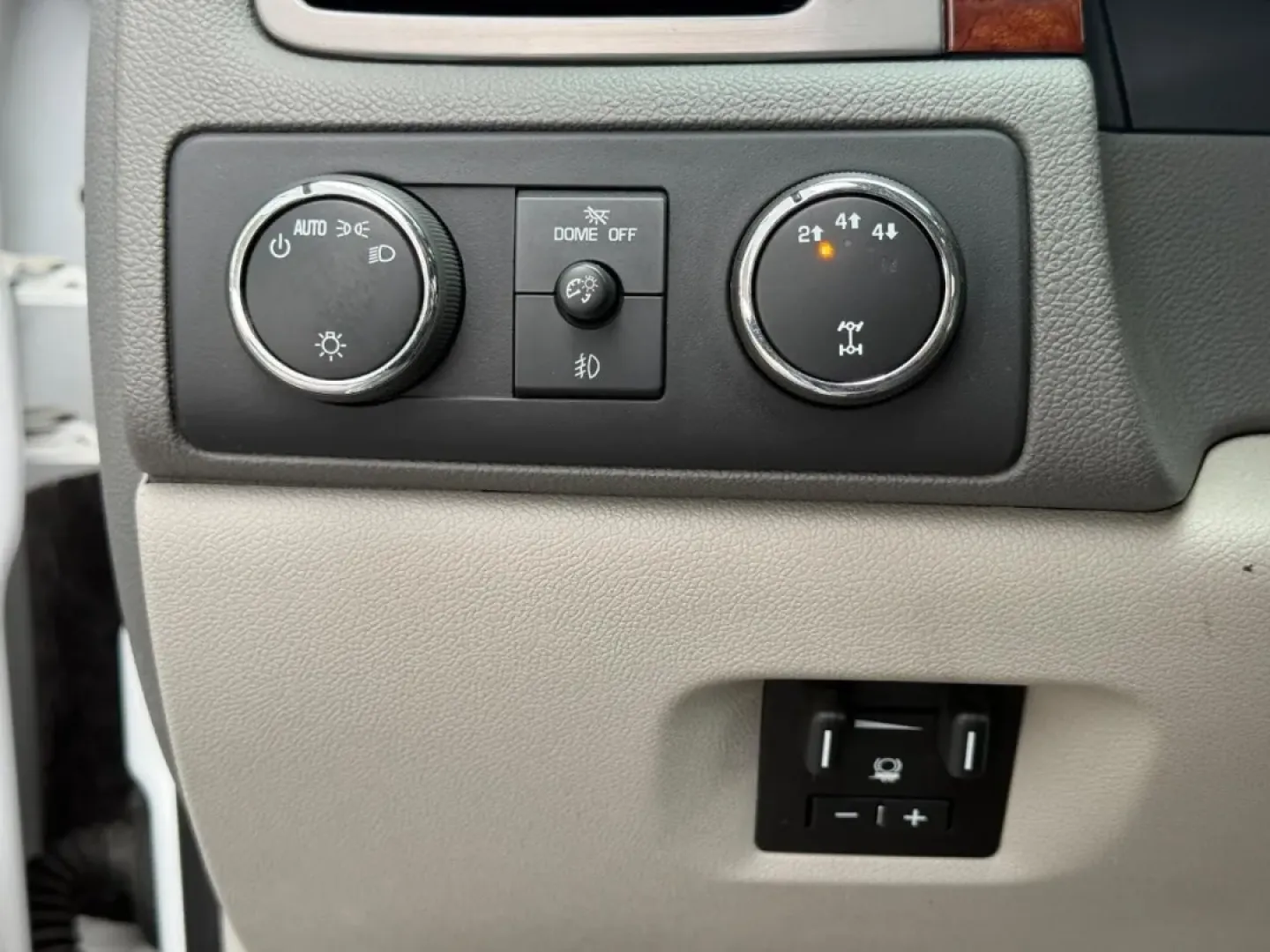 2014 /Light Cashmere/Dark Cashmere Leather Chevrolet Silverado 2500HD LTZ (1GC1KYE80EF) with an 6.6L engine, Automatic transmission, located at 141 Commercial Dr, Fredericktown, MO, 63645, (573) 783-6432, 37.570087, -90.320648 - **Unleash Your Adventurous Spirit with the 2014 Chevrolet Silverado 2500HD LTZ Crew Cab Your Ultimate Truck for Life's Journeys!**<br /> <br /> Are you ready to elevate your lifestyle with a reliable and rugged companion that can handle any challenge? Whether you're hauling equipment for work, emba - Photo#21