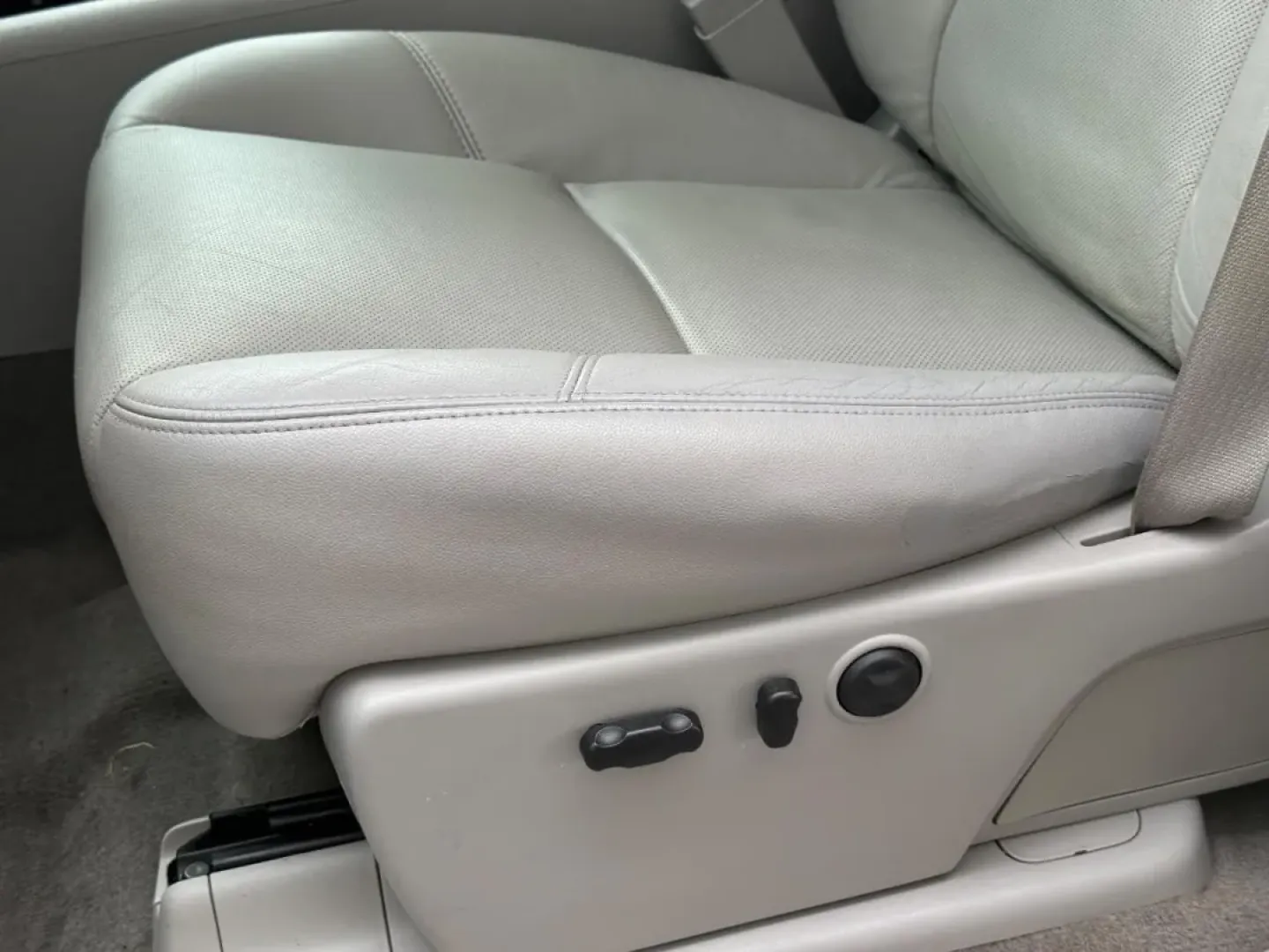 2014 /Light Cashmere/Dark Cashmere Leather Chevrolet Silverado 2500HD LTZ (1GC1KYE80EF) with an 6.6L engine, Automatic transmission, located at 141 Commercial Dr, Fredericktown, MO, 63645, (573) 783-6432, 37.570087, -90.320648 - **Unleash Your Adventurous Spirit with the 2014 Chevrolet Silverado 2500HD LTZ Crew Cab Your Ultimate Truck for Life's Journeys!**<br /> <br /> Are you ready to elevate your lifestyle with a reliable and rugged companion that can handle any challenge? Whether you're hauling equipment for work, emba - Photo#23