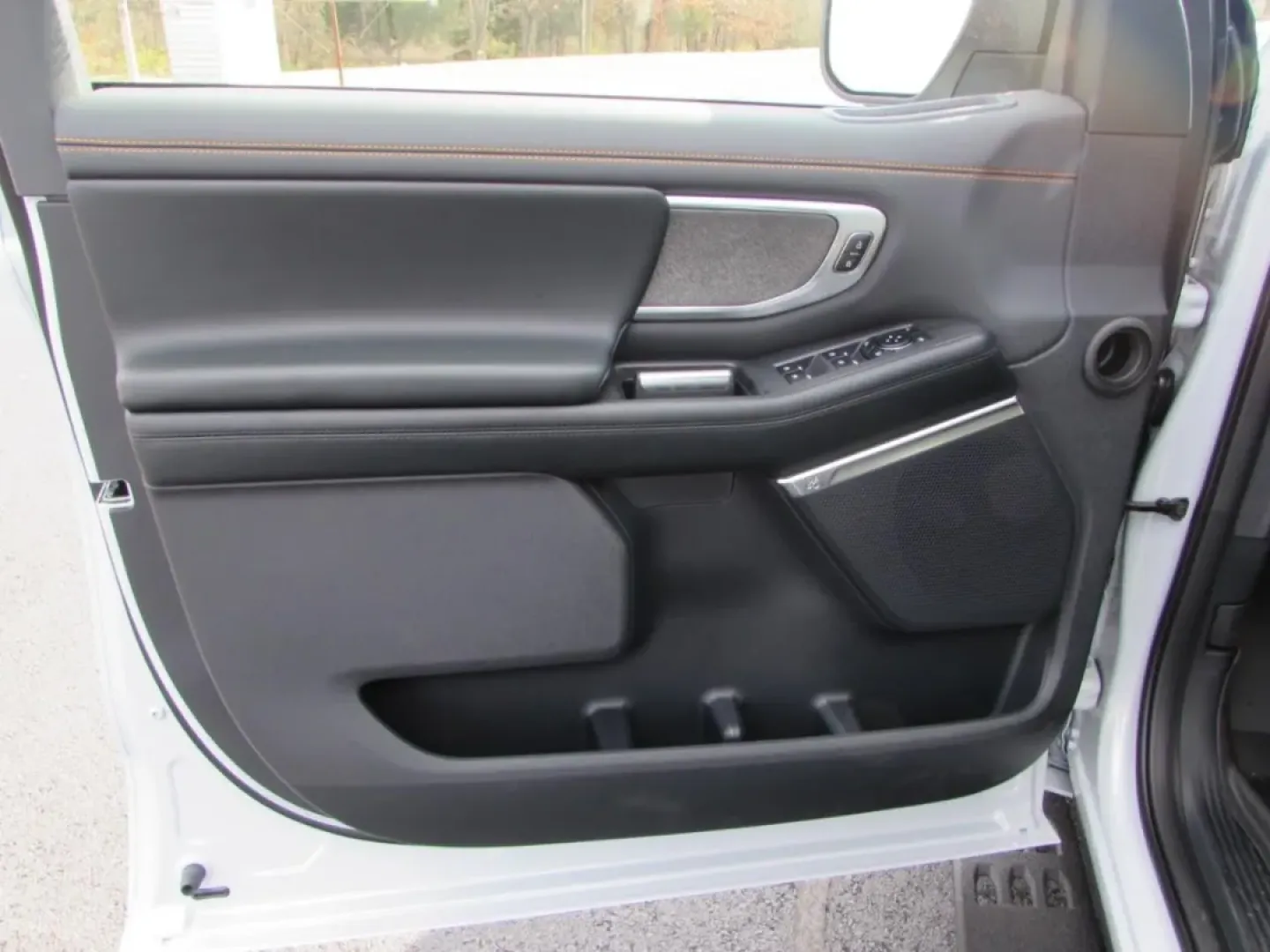 2025 /Black Onyx Electric Spice Ford Expedition Tremor (1FMJU1RG5SE) with an 3.5L V6 EcoBoost High Output engine, Automatic transmission, located at 12836 Highway 21, De Soto, MO, 63020, (636) 337-7777, 38.151867, -90.575615 - **Embrace Adventure with the 2025 Ford Expedition Tremor at Pettus Ford De Soto!**<br /> <br /> Are you ready to take your family road trips to the next level? The 2025 Ford Expedition Tremor isn't just an SUV; it's your gateway to unforgettable adventures. Whether you're exploring the scenic routes - Photo#10