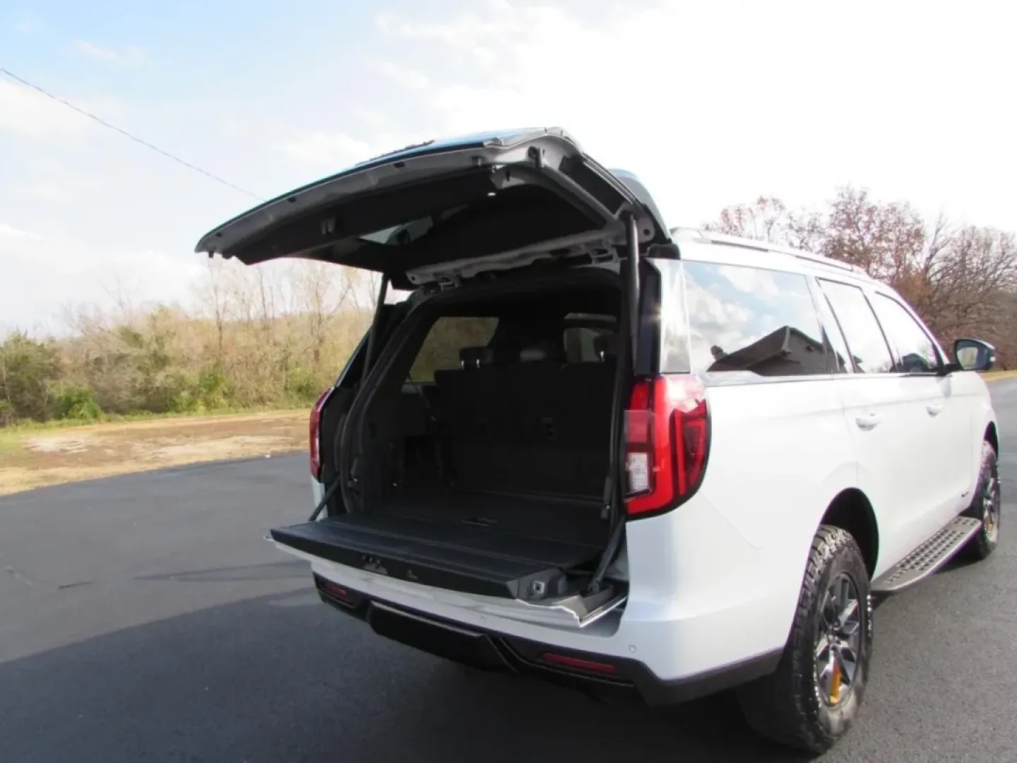 2025 /Black Onyx Electric Spice Ford Expedition Tremor (1FMJU1RG5SE) with an 3.5L V6 EcoBoost High Output engine, Automatic transmission, located at 12836 Highway 21, De Soto, MO, 63020, (636) 337-7777, 38.151867, -90.575615 - **Embrace Adventure with the 2025 Ford Expedition Tremor at Pettus Ford De Soto!**<br /> <br /> Are you ready to take your family road trips to the next level? The 2025 Ford Expedition Tremor isn't just an SUV; it's your gateway to unforgettable adventures. Whether you're exploring the scenic routes - Photo#29