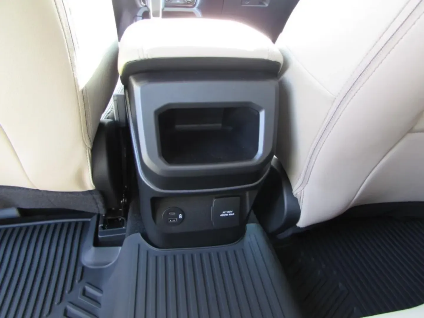 2025 /Sandstone Ford Ranger LARIAT (1FTER4KPXSL) with an 2.7L V6 engine, Automatic transmission, located at 12836 Highway 21, De Soto, MO, 63020, (636) 337-7777, 38.151867, -90.575615 - **Unleash Adventure with the 2025 Ford Ranger LARIAT Your Gateway to Thrilling Journeys!**<br /> <br /> Are you ready to elevate your lifestyle and embark on unforgettable adventures? The 2025 Ford Ranger LARIAT, now available at Pettus Ford De Soto, is the perfect companion for weekend getaways, d - Photo#31