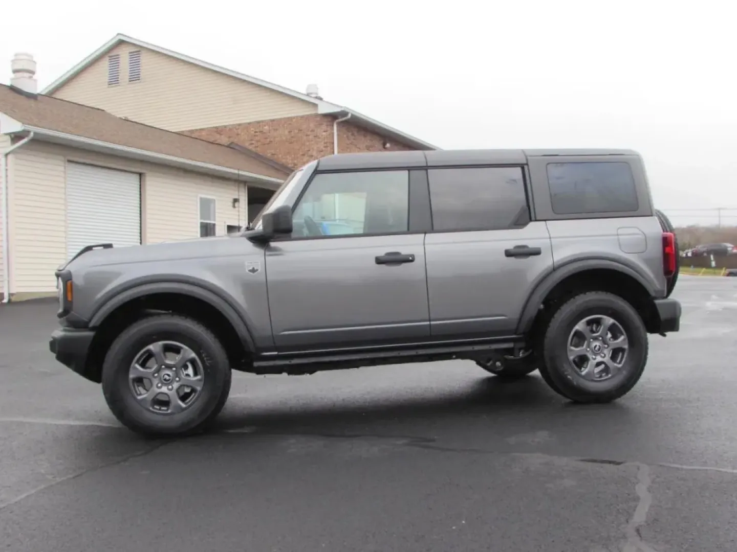 2025 /Dark Gray W/Black Onyx Ford Bronco Big Bend (1FMDE7BH9SL) with an 2.3L EcoBoost I-4 engine, located at 12836 Highway 21, De Soto, MO, 63020, (636) 337-7777, 38.151867, -90.575615 - **Adventure Awaits with the 2025 Ford Bronco Big Bend at Pettus Ford De Soto!**<br /> <br /> Are you ready to conquer the great outdoors while enjoying all the comforts of a modern SUV? The 2025 Ford Bronco Big Bend is the perfect vehicle for those who crave adventure and versatility, whether you're - Photo#3