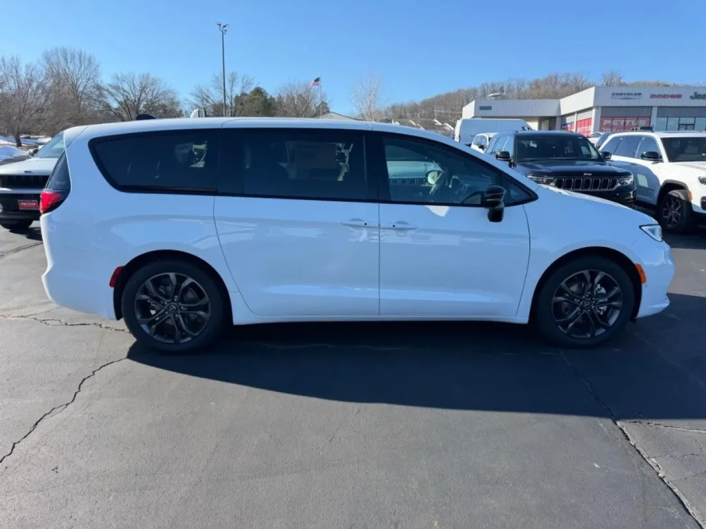2026 /Black Leather Chrysler Pacifica Select (2C4RC1BG1TR) with an 3.6L V6 24V VVT UPG I engine, Automatic transmission, located at 970 Woodlawn Dr., Farmington, MO, 63640, (573) 431-7800, 37.825642, -90.468674 - Embark on your next family adventure with the 2026 Chrysler Pacifica, a minivan designed to make every journey memorable. Whether you are planning a weekend getaway to explore the scenic Ozarks or simply navigating the daily grind of school drop-offs and errands in Farmington, MO, this vehicle is yo - Photo#1