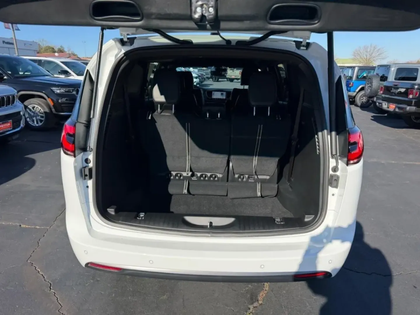 2026 /Black Leather Chrysler Pacifica Select (2C4RC1BG1TR) with an 3.6L V6 24V VVT UPG I engine, Automatic transmission, located at 970 Woodlawn Dr., Farmington, MO, 63640, (573) 431-7800, 37.825642, -90.468674 - Embark on your next family adventure with the 2026 Chrysler Pacifica, a minivan designed to make every journey memorable. Whether you are planning a weekend getaway to explore the scenic Ozarks or simply navigating the daily grind of school drop-offs and errands in Farmington, MO, this vehicle is yo - Photo#4