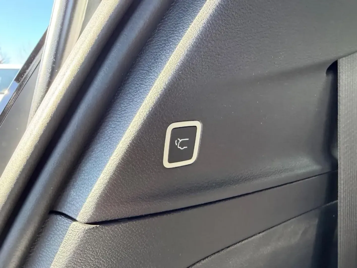 2026 /Black Leather Chrysler Pacifica Select (2C4RC1BG1TR) with an 3.6L V6 24V VVT UPG I engine, Automatic transmission, located at 970 Woodlawn Dr., Farmington, MO, 63640, (573) 431-7800, 37.825642, -90.468674 - Embark on your next family adventure with the 2026 Chrysler Pacifica, a minivan designed to make every journey memorable. Whether you are planning a weekend getaway to explore the scenic Ozarks or simply navigating the daily grind of school drop-offs and errands in Farmington, MO, this vehicle is yo - Photo#5