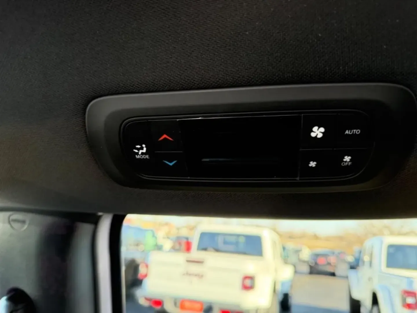 2026 /Black Leather Chrysler Pacifica Select (2C4RC1BG1TR) with an 3.6L V6 24V VVT UPG I engine, Automatic transmission, located at 970 Woodlawn Dr., Farmington, MO, 63640, (573) 431-7800, 37.825642, -90.468674 - Embark on your next family adventure with the 2026 Chrysler Pacifica, a minivan designed to make every journey memorable. Whether you are planning a weekend getaway to explore the scenic Ozarks or simply navigating the daily grind of school drop-offs and errands in Farmington, MO, this vehicle is yo - Photo#11