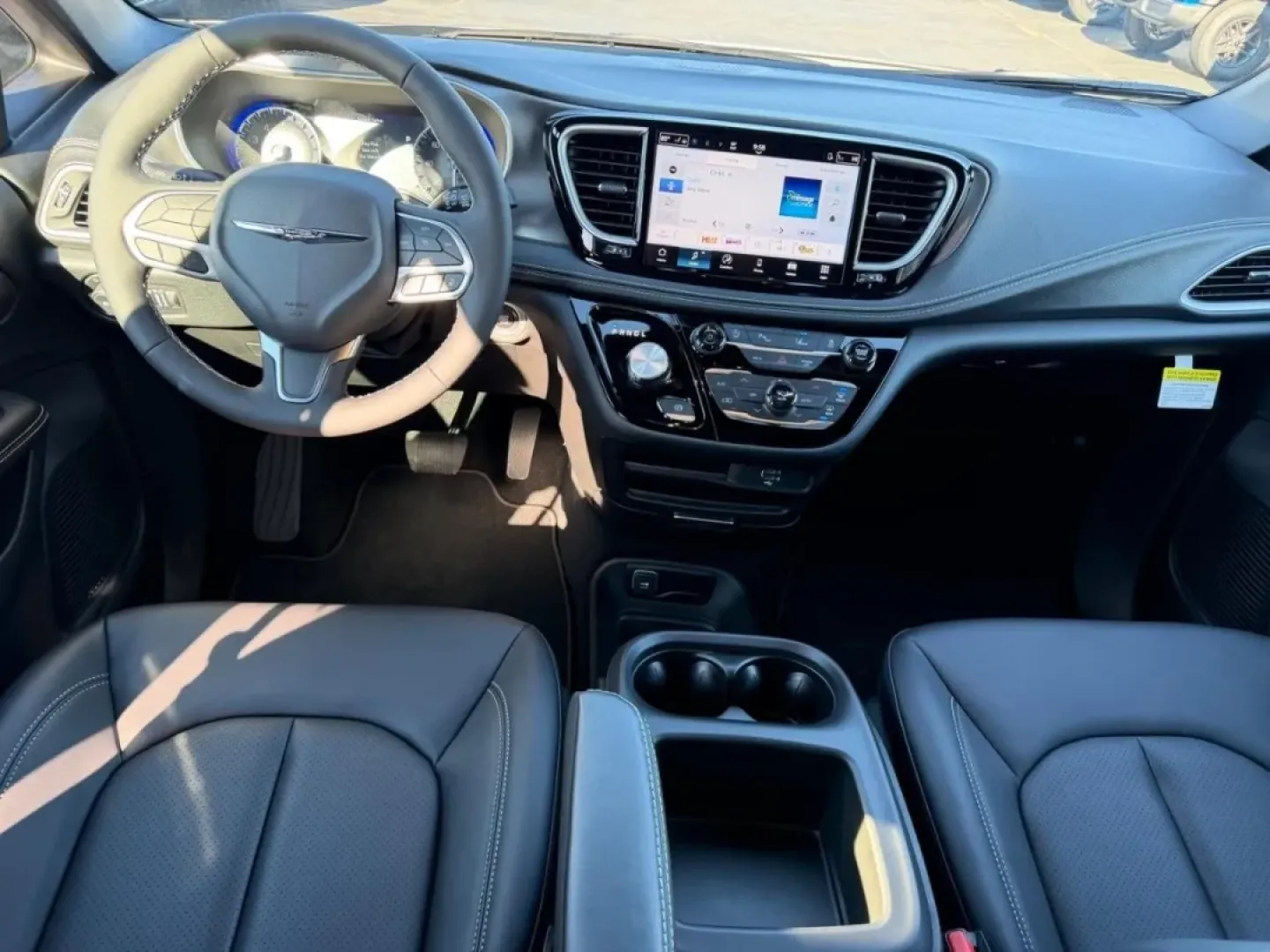 2026 /Black Leather Chrysler Pacifica Select (2C4RC1BG1TR) with an 3.6L V6 24V VVT UPG I engine, Automatic transmission, located at 970 Woodlawn Dr., Farmington, MO, 63640, (573) 431-7800, 37.825642, -90.468674 - Embark on your next family adventure with the 2026 Chrysler Pacifica, a minivan designed to make every journey memorable. Whether you are planning a weekend getaway to explore the scenic Ozarks or simply navigating the daily grind of school drop-offs and errands in Farmington, MO, this vehicle is yo - Photo#12