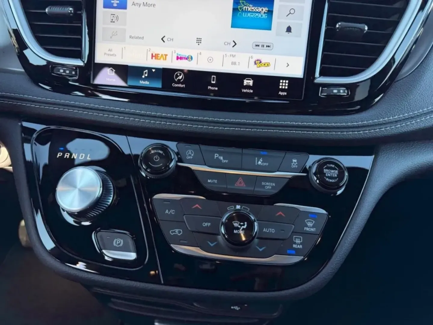 2026 /Black Leather Chrysler Pacifica Select (2C4RC1BG1TR) with an 3.6L V6 24V VVT UPG I engine, Automatic transmission, located at 970 Woodlawn Dr., Farmington, MO, 63640, (573) 431-7800, 37.825642, -90.468674 - Embark on your next family adventure with the 2026 Chrysler Pacifica, a minivan designed to make every journey memorable. Whether you are planning a weekend getaway to explore the scenic Ozarks or simply navigating the daily grind of school drop-offs and errands in Farmington, MO, this vehicle is yo - Photo#17