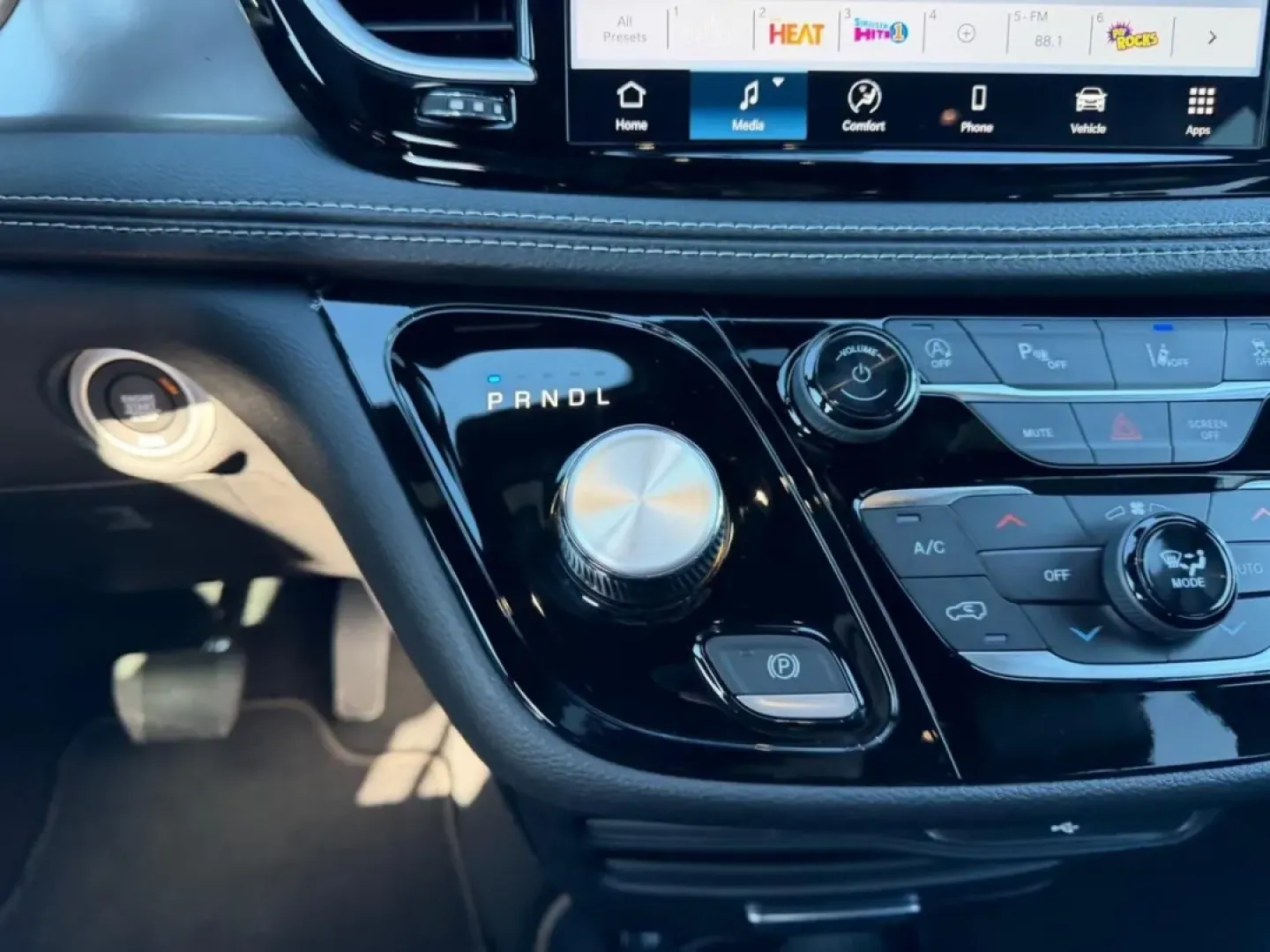 2026 /Black Leather Chrysler Pacifica Select (2C4RC1BG1TR) with an 3.6L V6 24V VVT UPG I engine, Automatic transmission, located at 970 Woodlawn Dr., Farmington, MO, 63640, (573) 431-7800, 37.825642, -90.468674 - Embark on your next family adventure with the 2026 Chrysler Pacifica, a minivan designed to make every journey memorable. Whether you are planning a weekend getaway to explore the scenic Ozarks or simply navigating the daily grind of school drop-offs and errands in Farmington, MO, this vehicle is yo - Photo#18