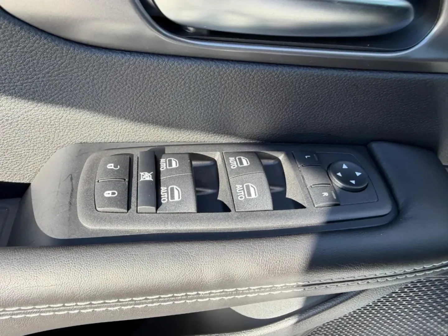 2026 /Black Leather Chrysler Pacifica Select (2C4RC1BG1TR) with an 3.6L V6 24V VVT UPG I engine, Automatic transmission, located at 970 Woodlawn Dr., Farmington, MO, 63640, (573) 431-7800, 37.825642, -90.468674 - Embark on your next family adventure with the 2026 Chrysler Pacifica, a minivan designed to make every journey memorable. Whether you are planning a weekend getaway to explore the scenic Ozarks or simply navigating the daily grind of school drop-offs and errands in Farmington, MO, this vehicle is yo - Photo#20